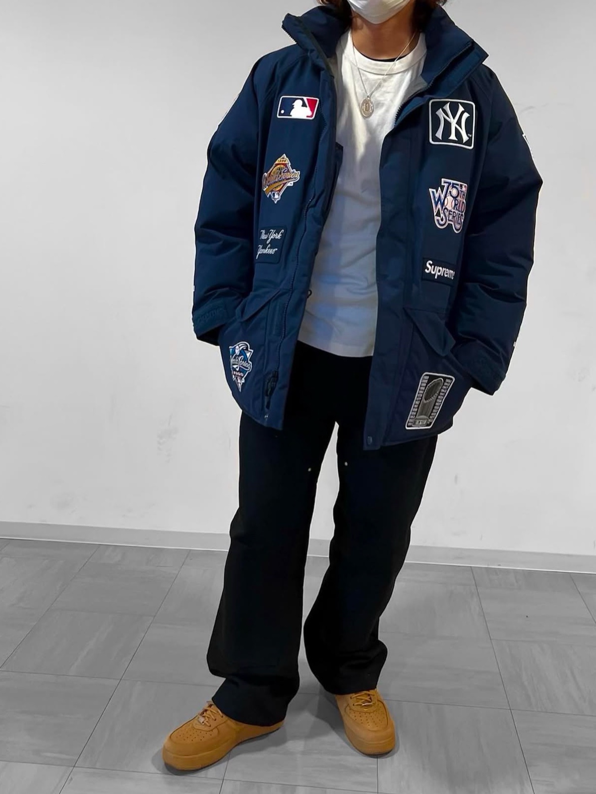 Supreme x New York Yankees Gore-Tex 700-Fill Down Jacket Navy - 21FW 착용 스타일 - 2