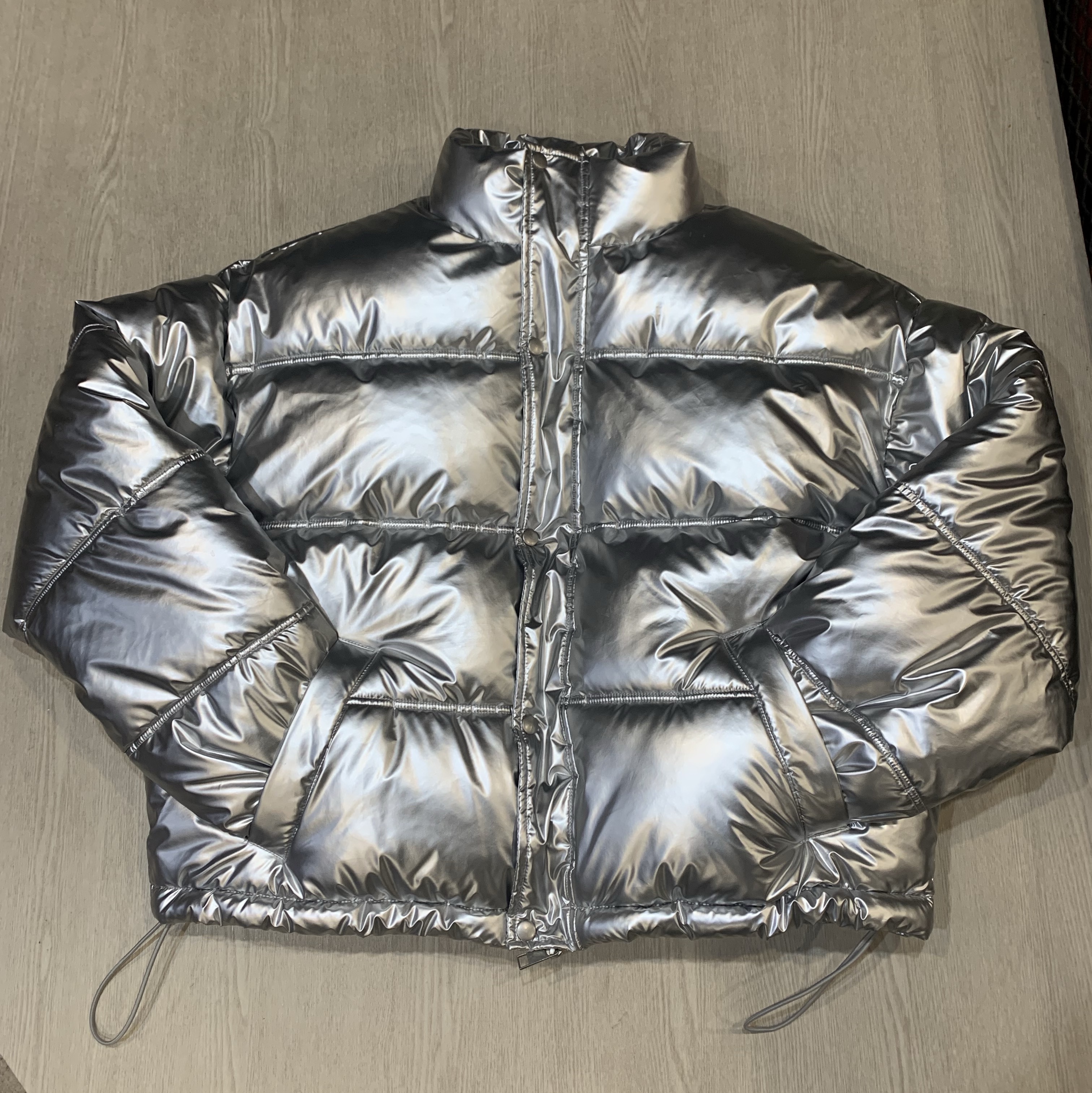 Zara Metallic Finish Puffer Jacket Silver 착용 스타일