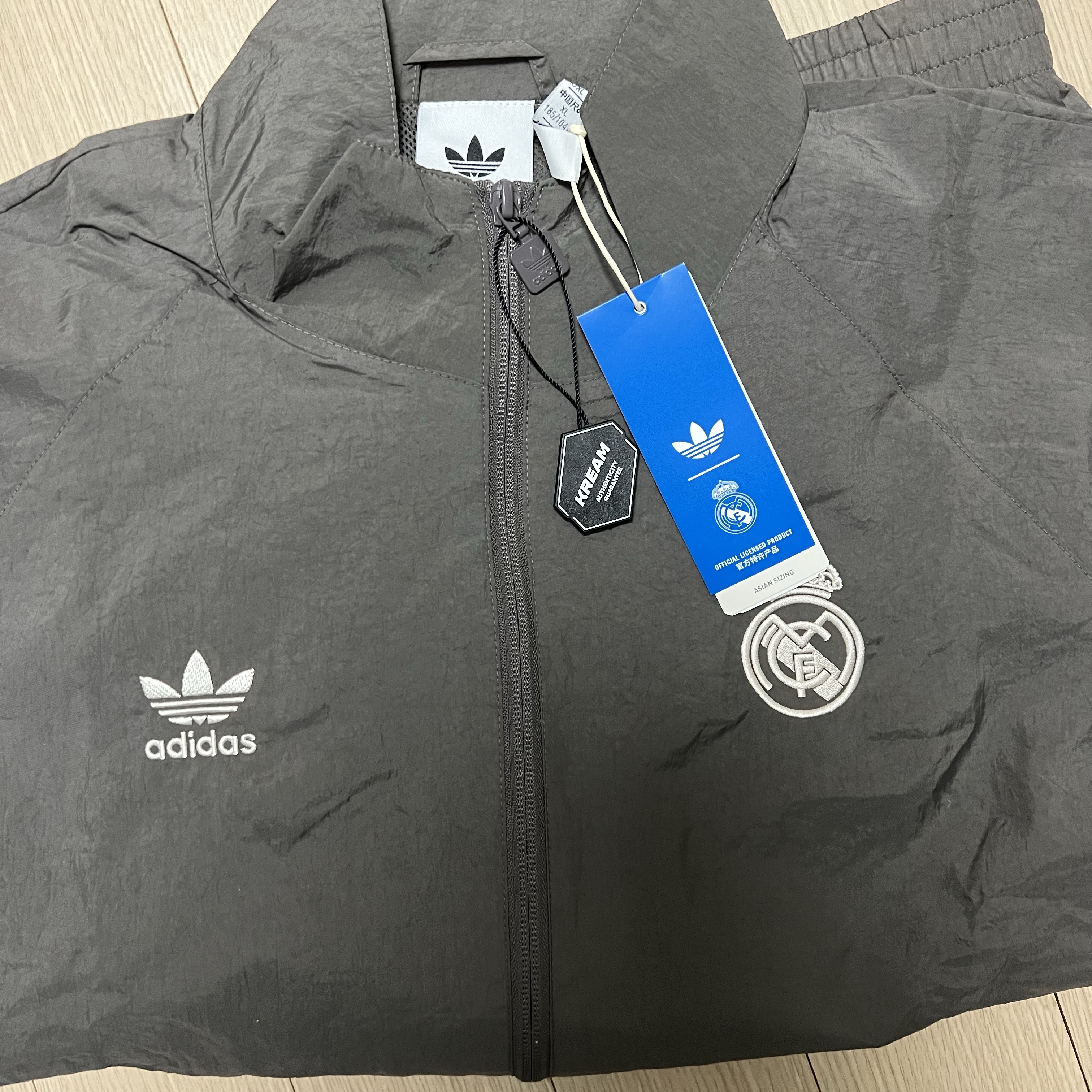 Adidas Real Madrid Originals Track Top Charcoal Grey - KR Sizing, Adidas Manchester United Originals Track Top Black Red - KR Sizing 착용 스타일 - 1