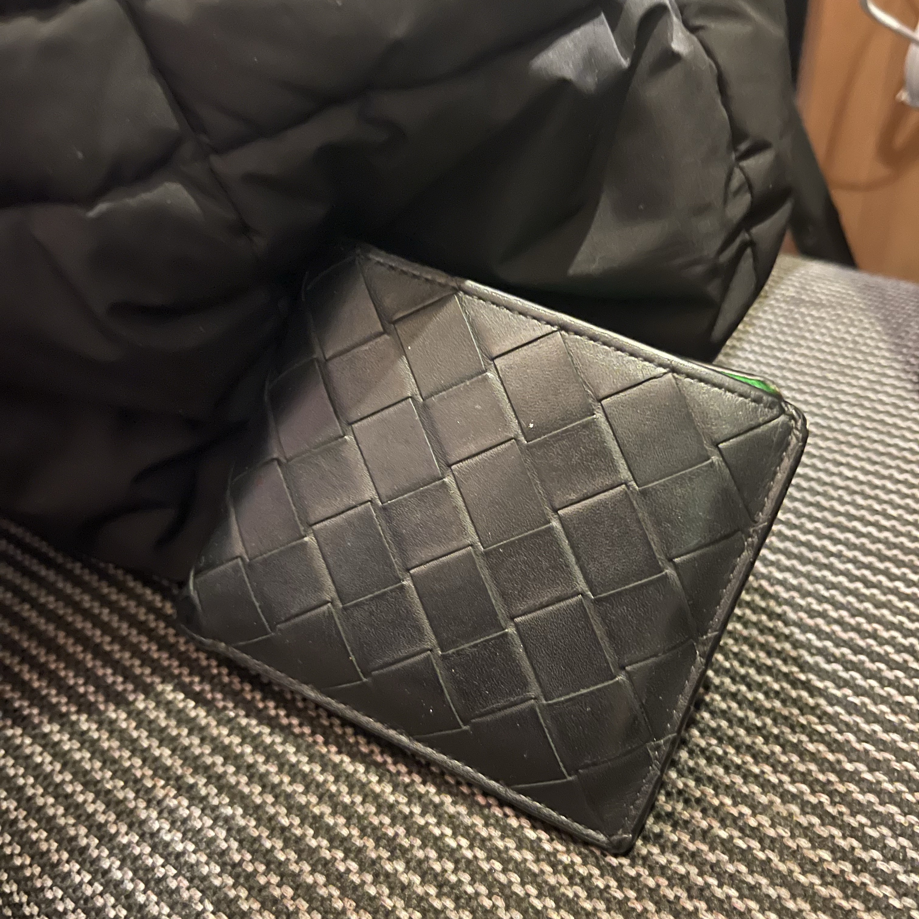 Bottega Veneta Bi-Fold Wallet Black 착용 스타일