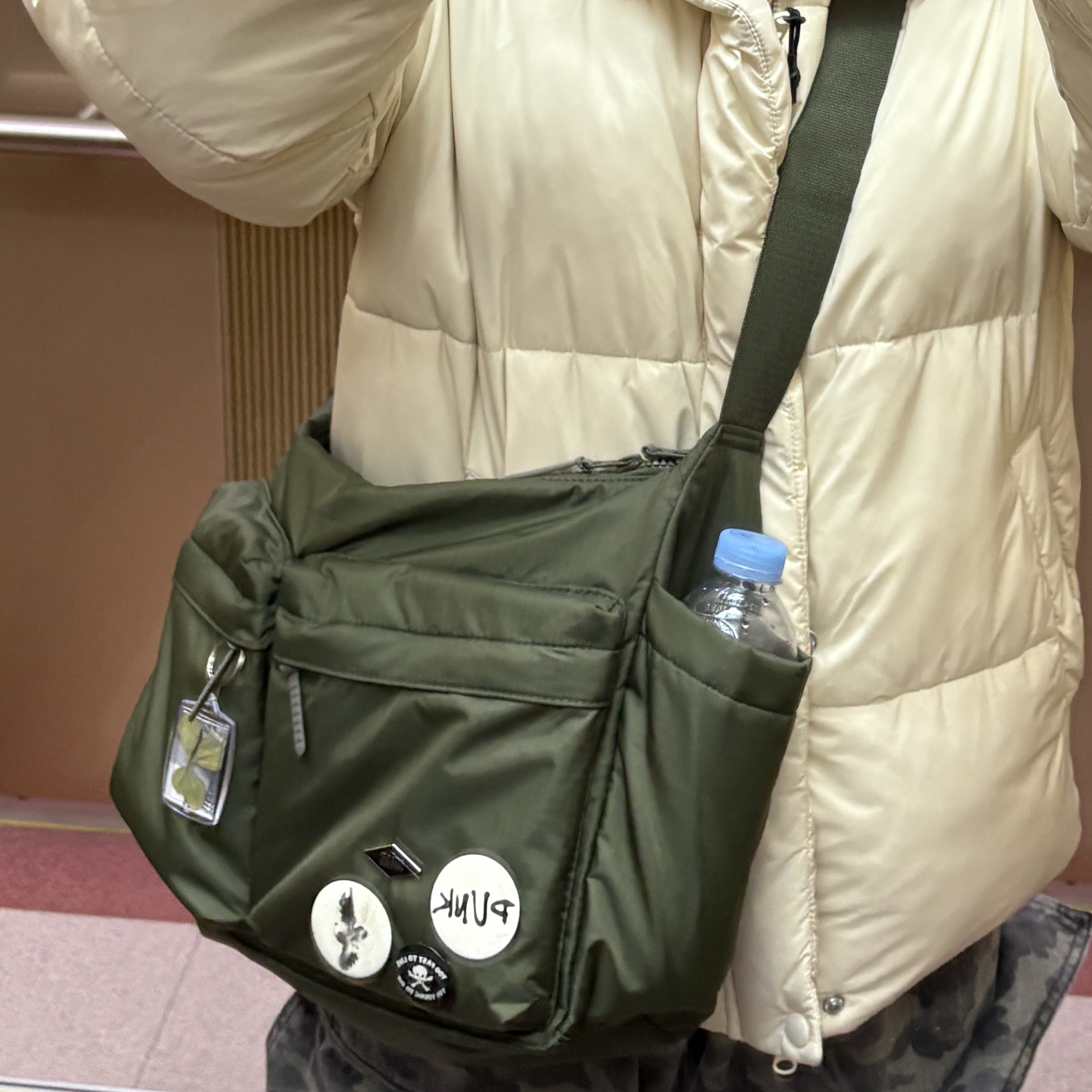 Suade Pinbadge Set C, Uniqlo Multi Pocket Shoulder Bag Olive 착용 스타일
