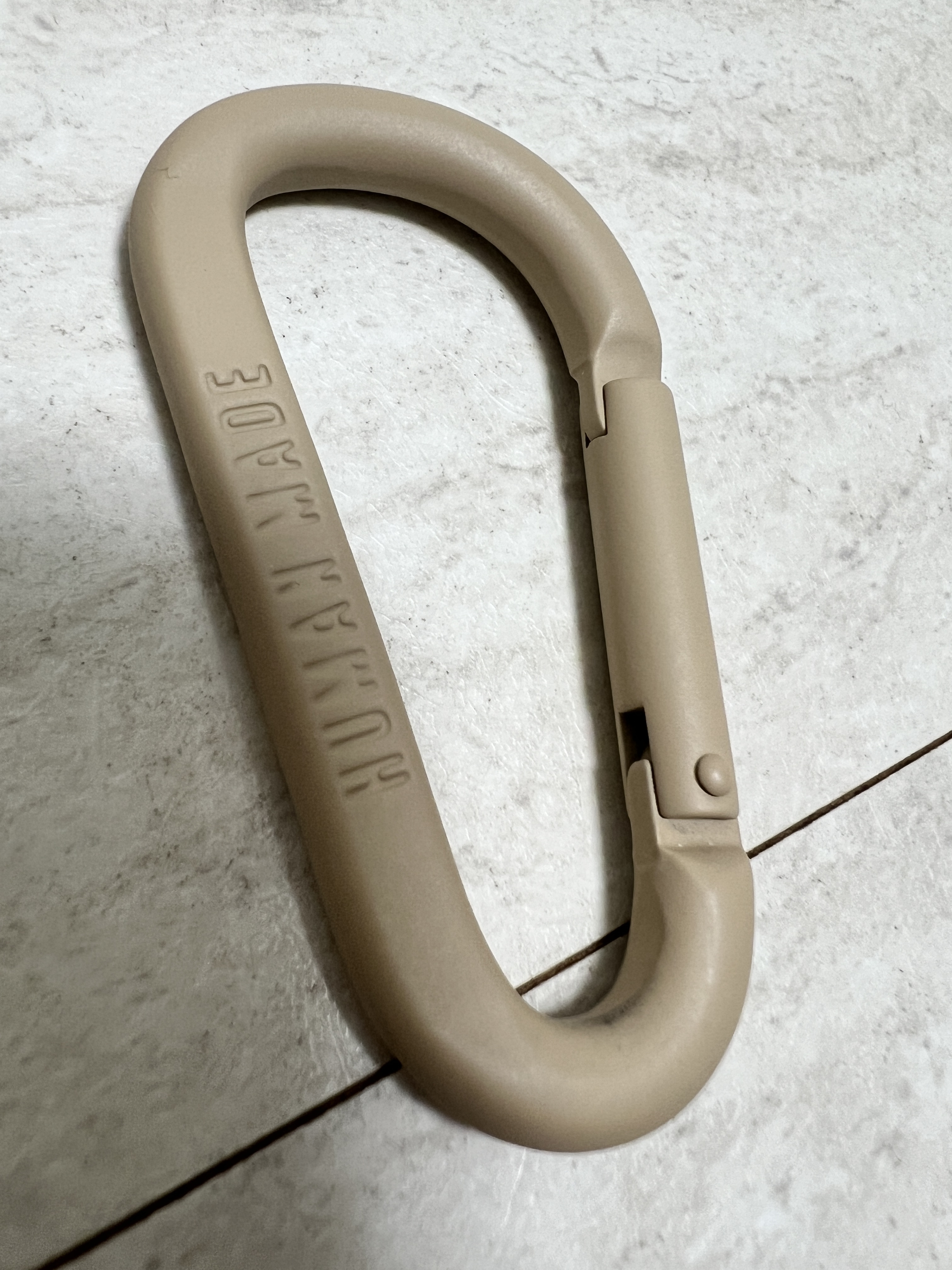 Human Made Carabiner 70mm Beige 착용 스타일 - 1