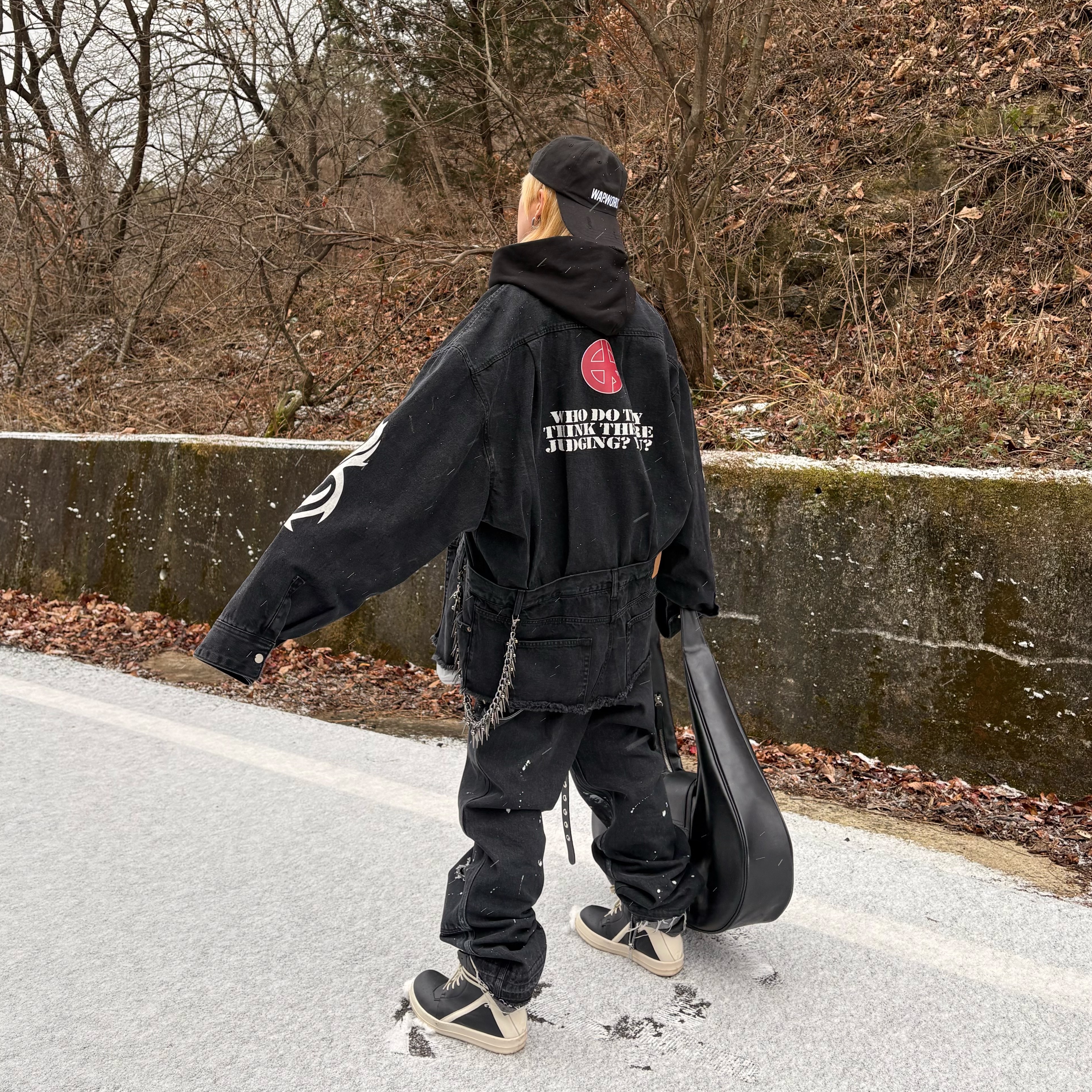 Project G/R Hybrid Denim Shirts Jacket Black, Project G/R Mega Buckle Hobo Bag Black 착용 스타일 - 5