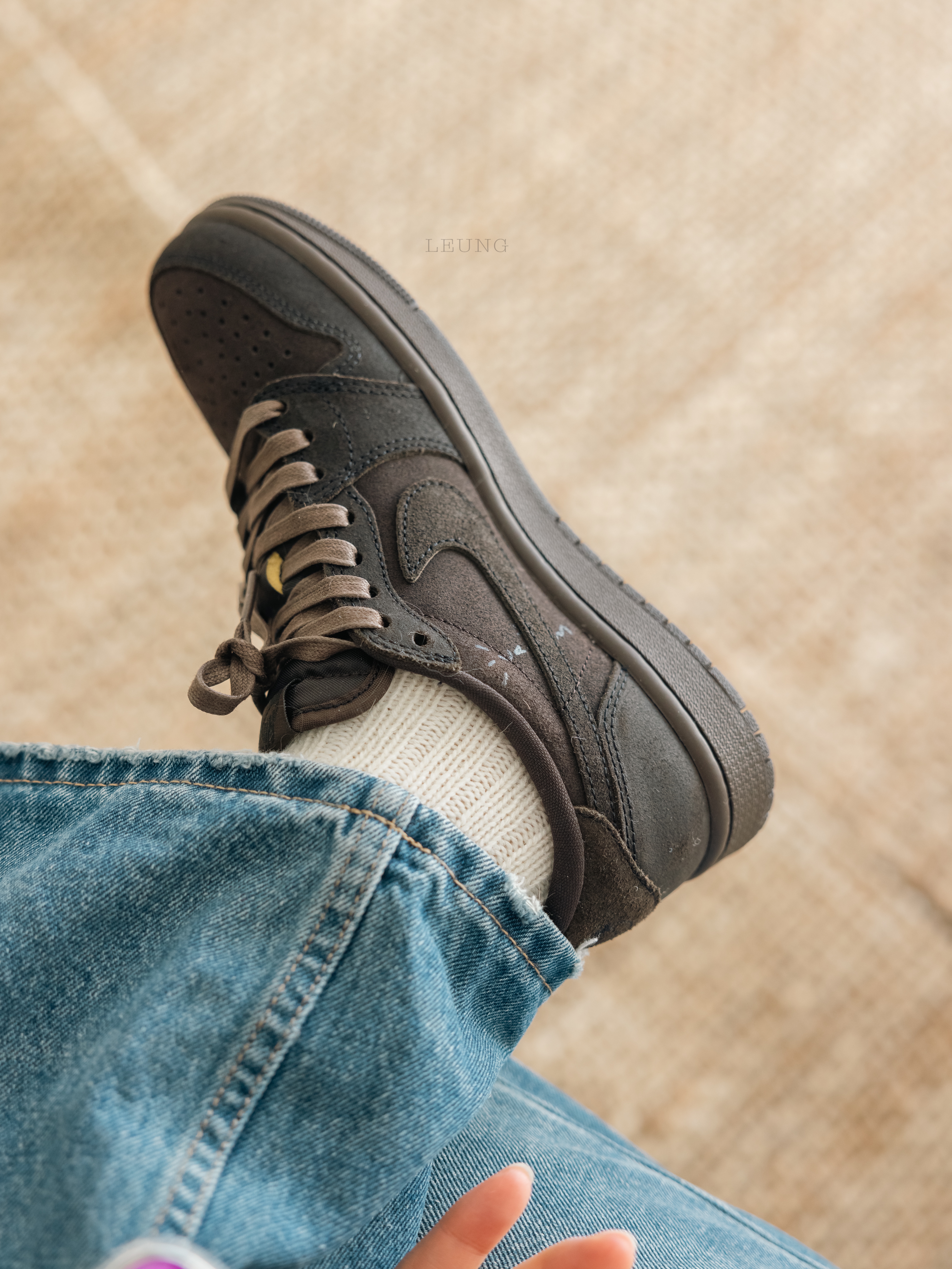 Jordan 1 x Travis Scott Retro Low OG SP Velvet Brown and Dark Mocha 착용 스타일 - 1