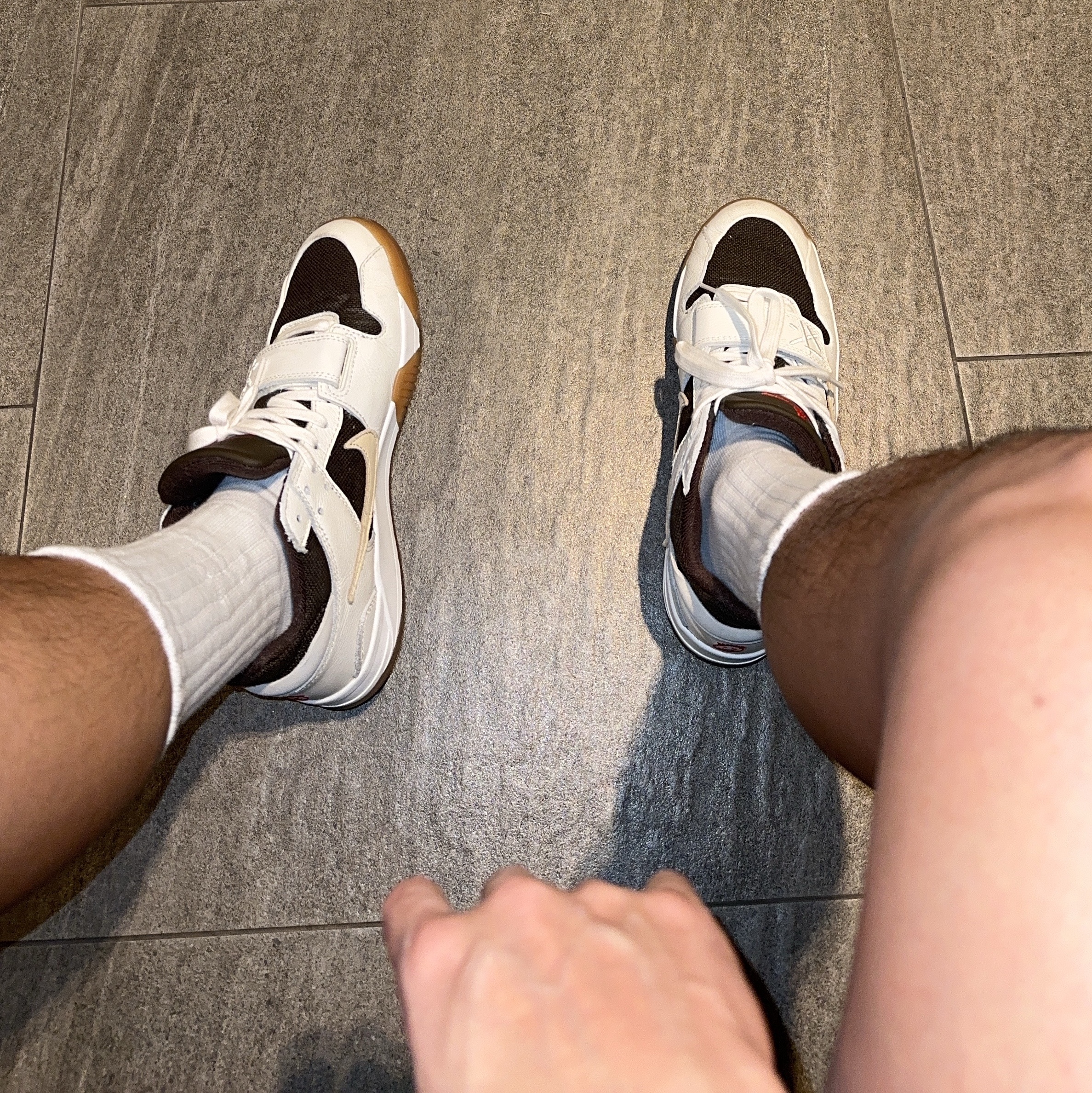 Jordan x Travis Scott Jumpman Jack TR Sail and Dark Mocha, IAB Studio x Obey Poster Carpenter Denim Shorts Dusty Black 착용 스타일 - 1