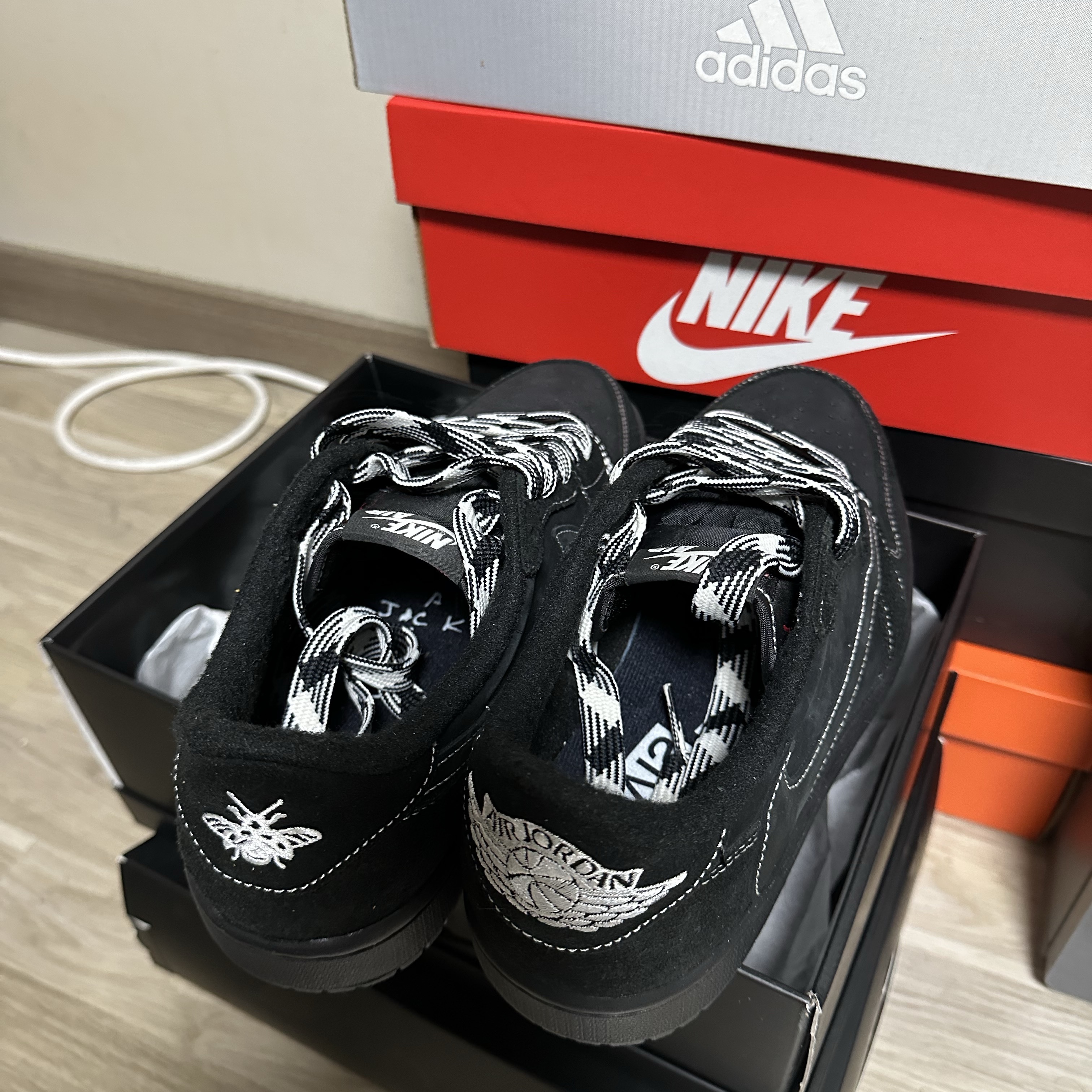 Jordan 1 x Travis Scott Retro Low OG SP Black Phantom 착용 스타일