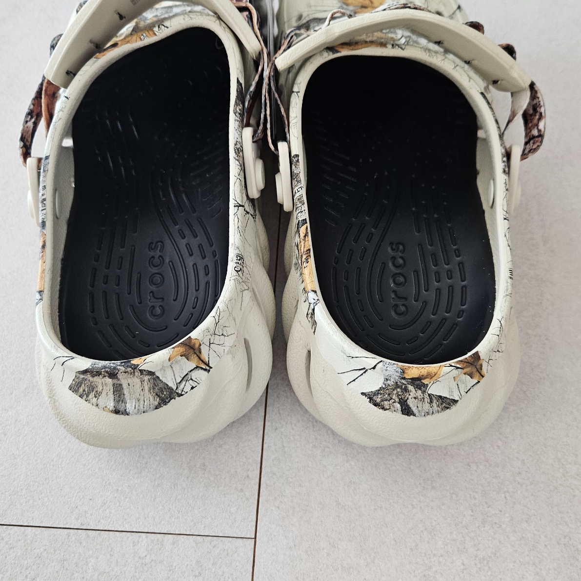 Crocs Echo Clog Real Tree Bone 착용 스타일 - 2