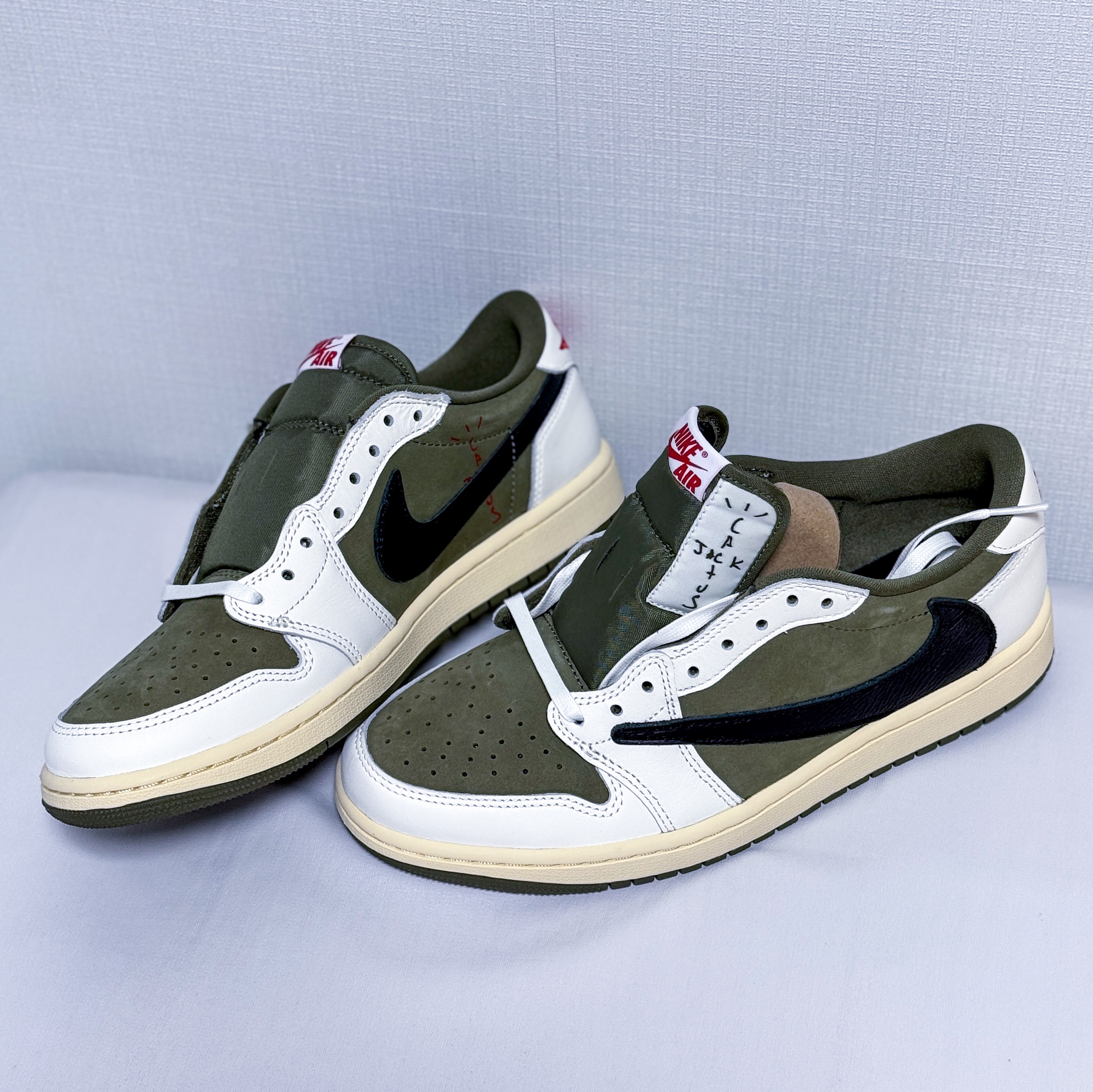 Jordan 1 x Travis Scott Retro Low OG SP Reverse Olive 착용 스타일