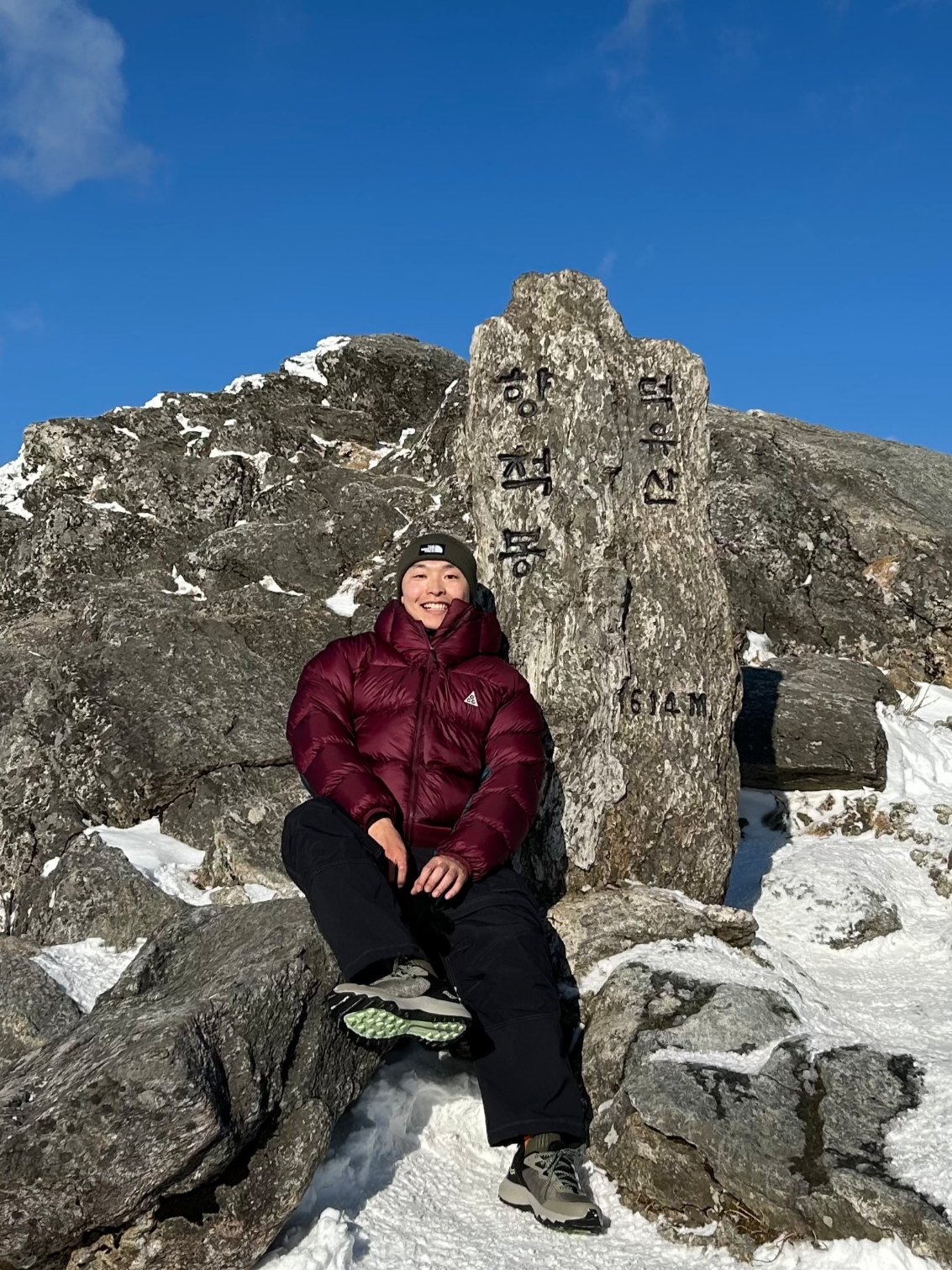 The North Face Big Logo Beanie Khaki, Nike ACG Therma-Fit ADV Lunar Lake Puffer Jacket Night Maroon - Asia 착용 스타일 - 1