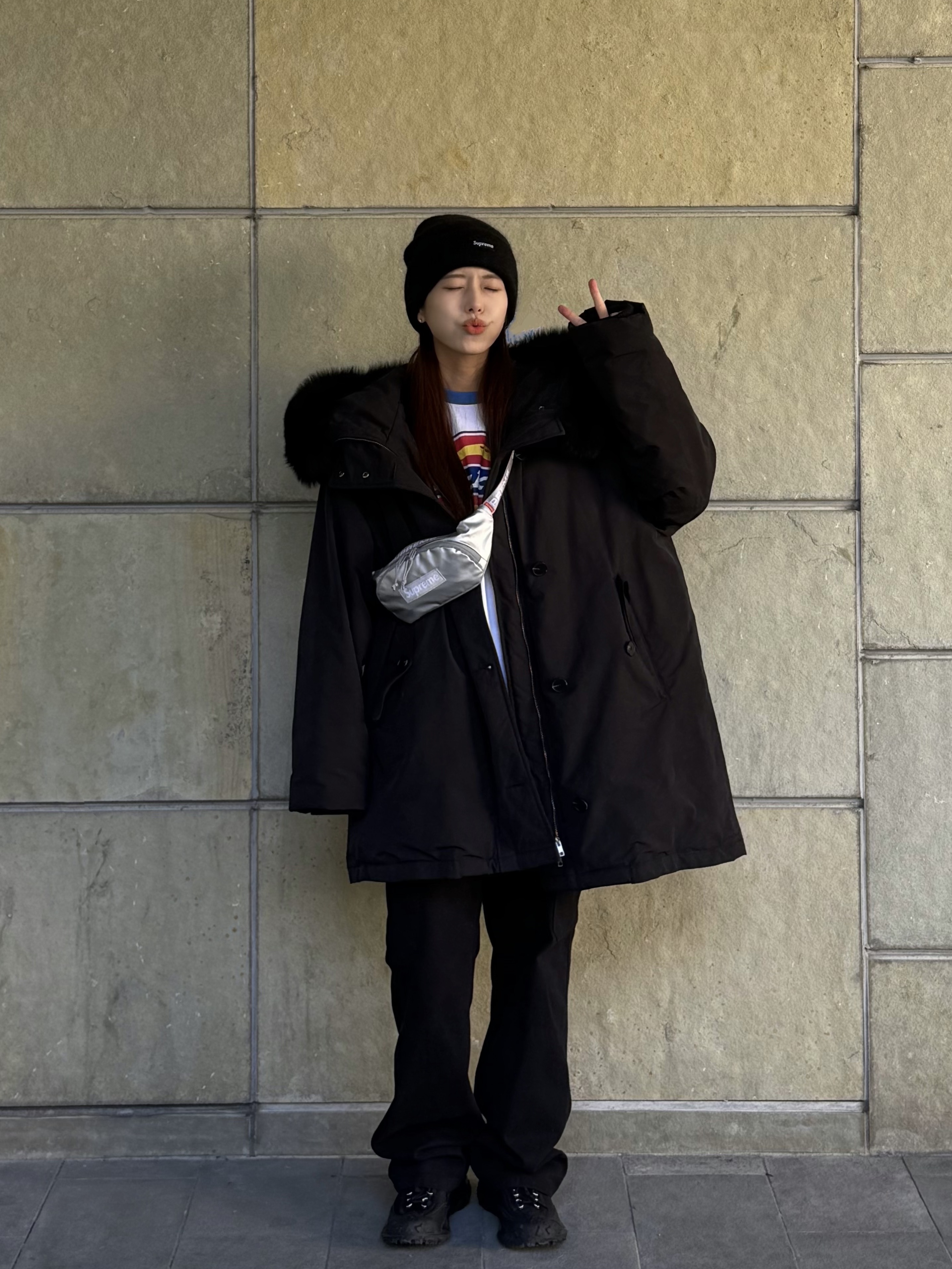 Supreme Small Waist Bag Silver - 22FW, Supreme x Dickies Raglan L/S Top White - 24FW 착용 스타일 - 3