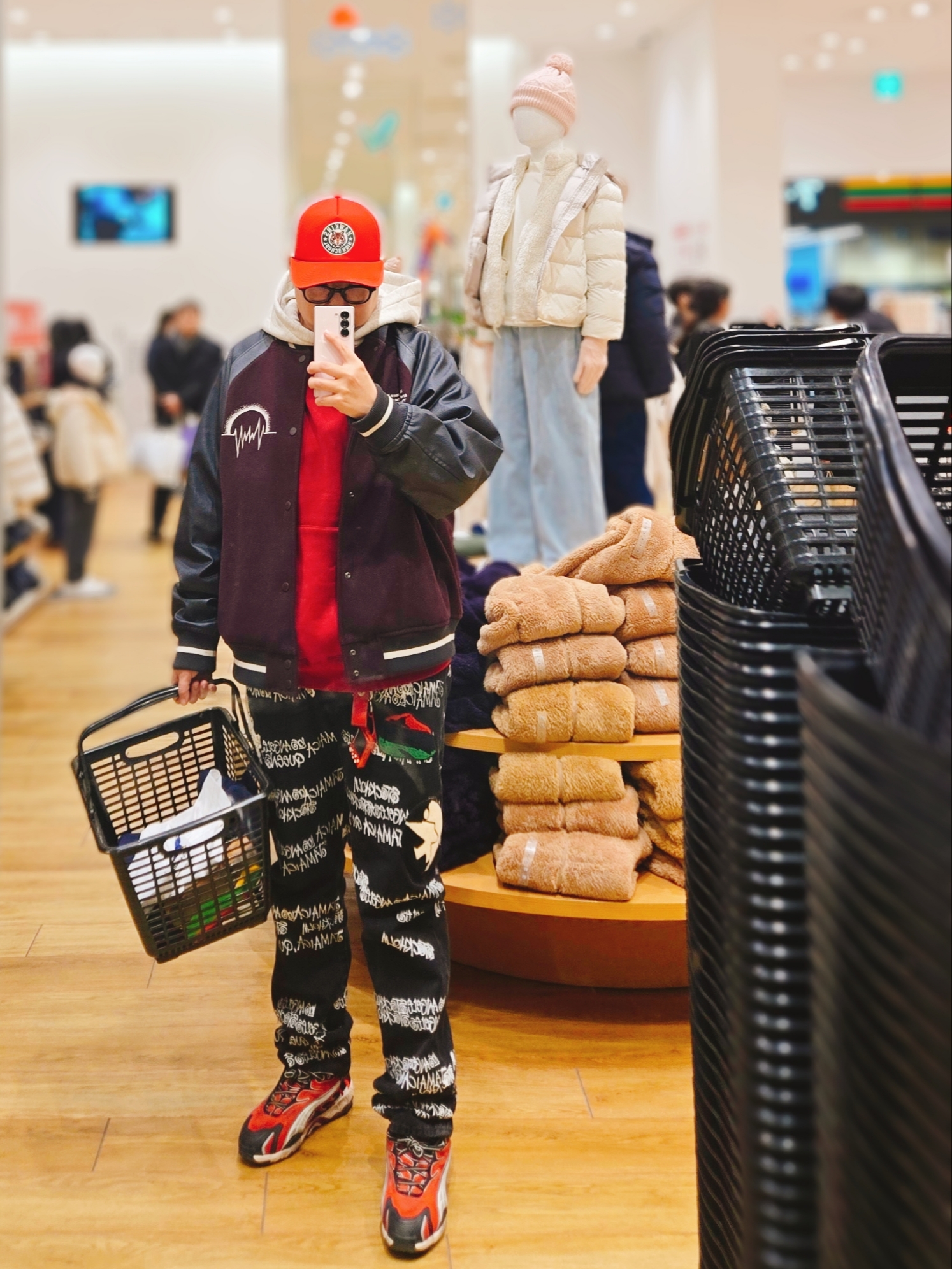 IAB Studio 24 Christmas Hoodie Burgundy Oatmeal, Stussy x Our Legacy x Denim Tears TTL 501 Jean Black 착용 스타일 - 1