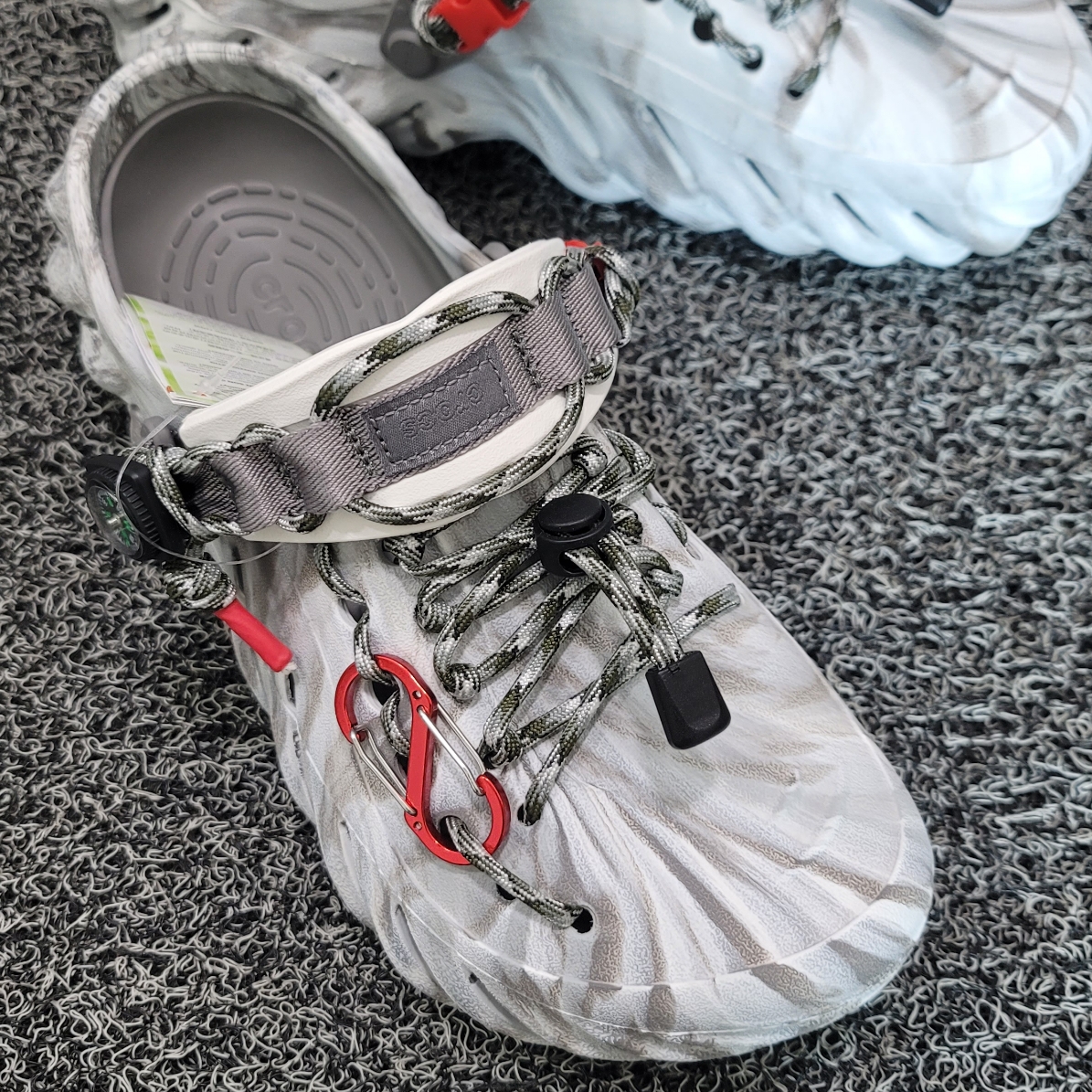 Crocs Echo Marbled Clog Moonlight Multi 착용 스타일
