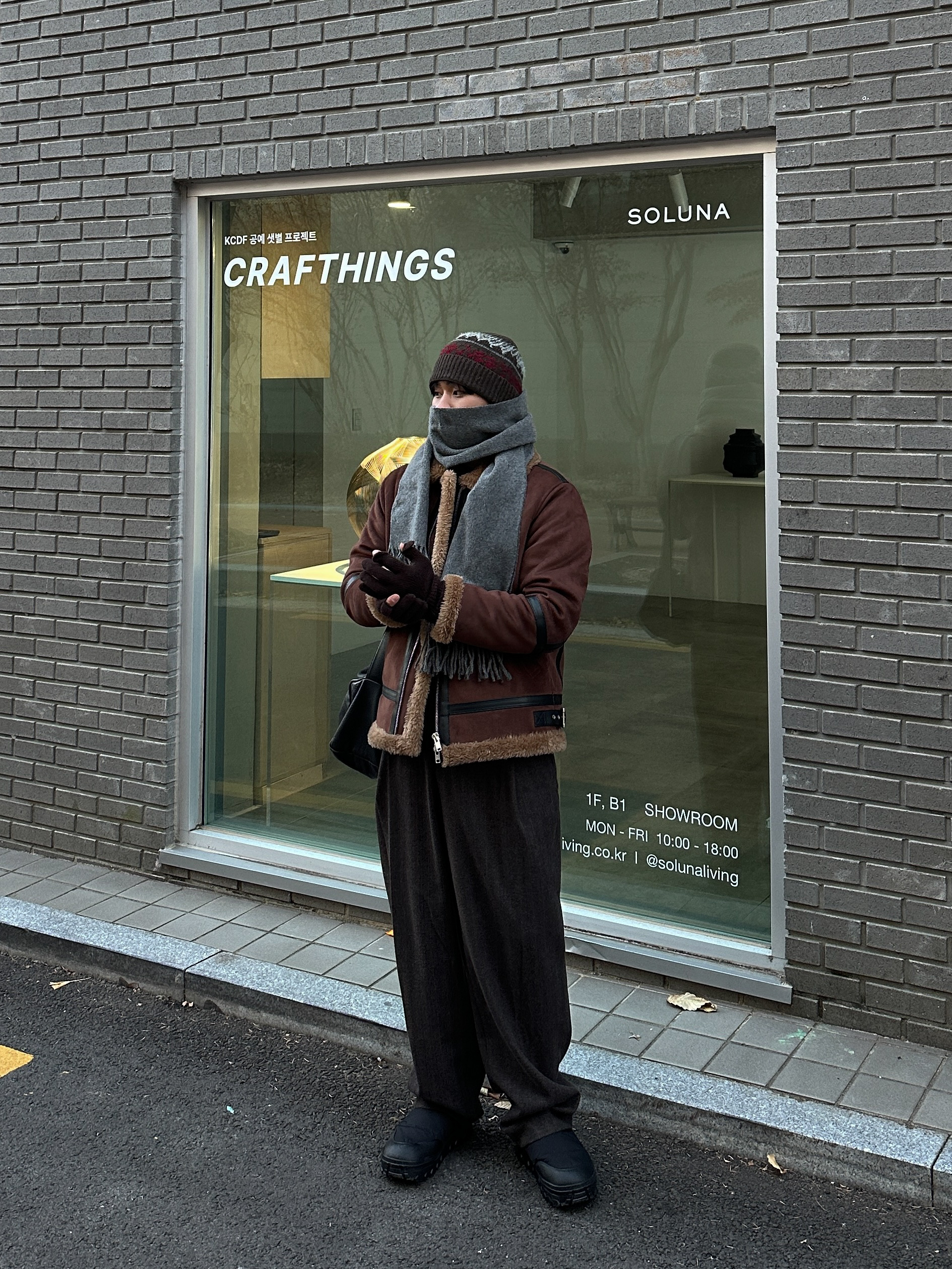 Acne Studios Narrow Wool Fringe Muffler Grey Melange, Amomento Vibram Mary Jane Black - 24FW 착용 스타일 - 2