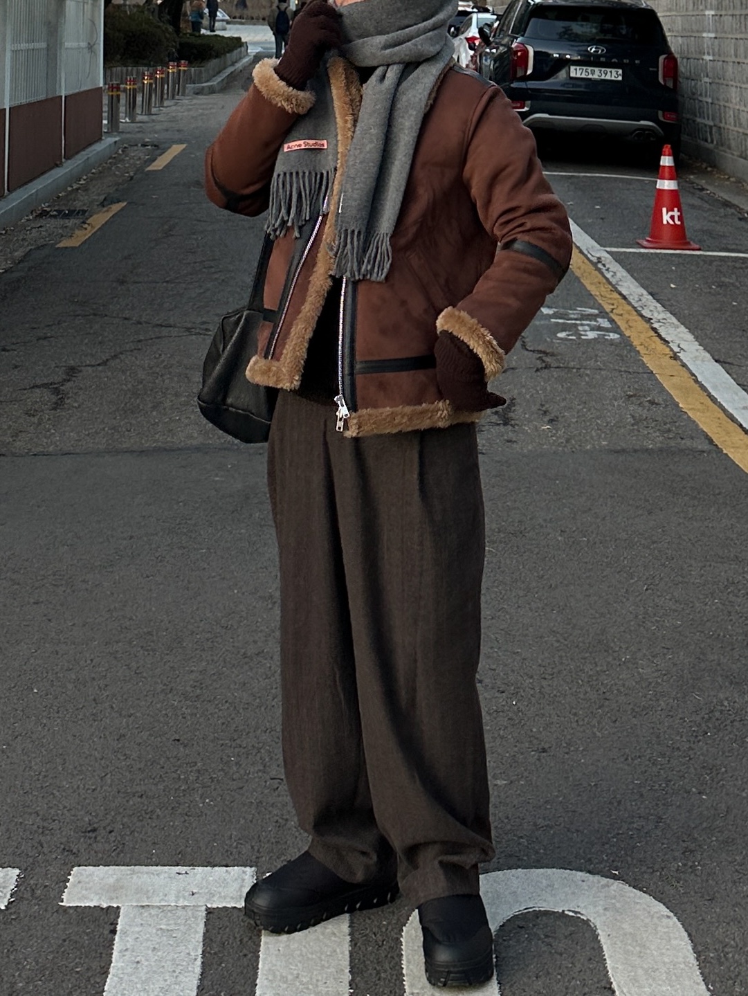 Acne Studios Narrow Wool Fringe Muffler Grey Melange, Amomento Vibram Mary Jane Black - 24FW 착용 스타일 - 5