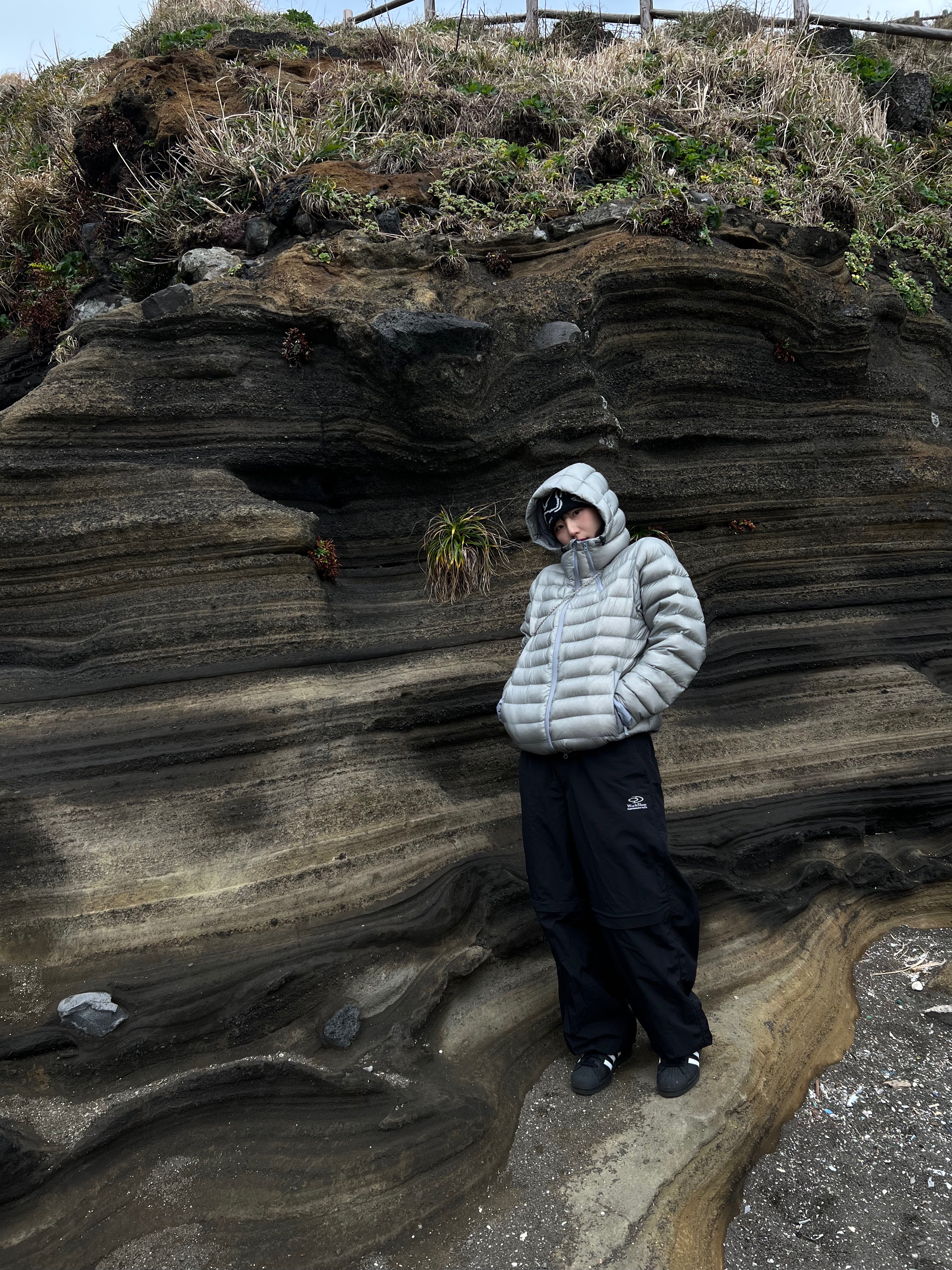 Sansan Gear Suffix Puffer Jacket Grey - 24FW, Arc'teryx Grotto Toque Black Void 착용 스타일 - 3