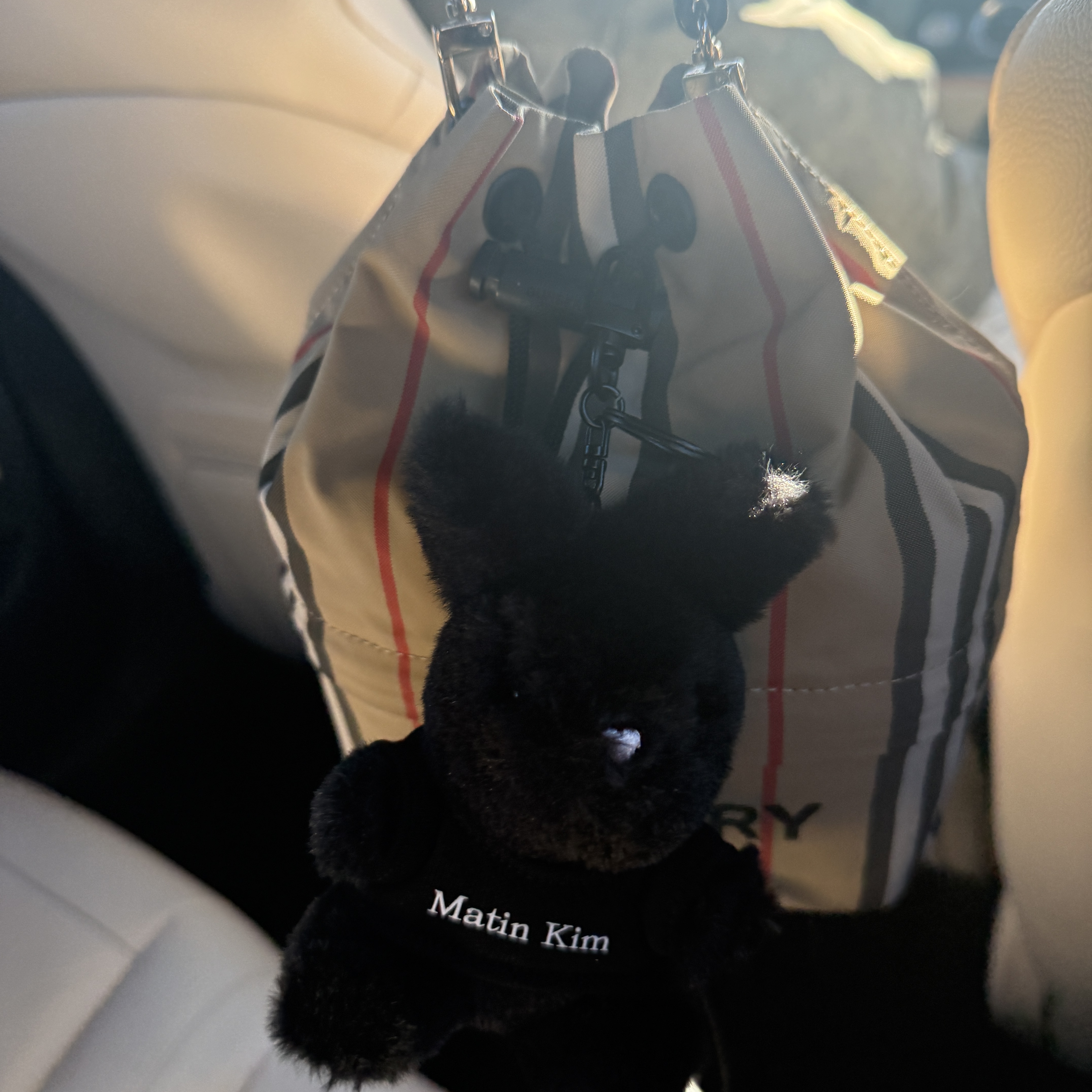 Matin Kim Black Bunny Toy Keyring Black 착용 스타일