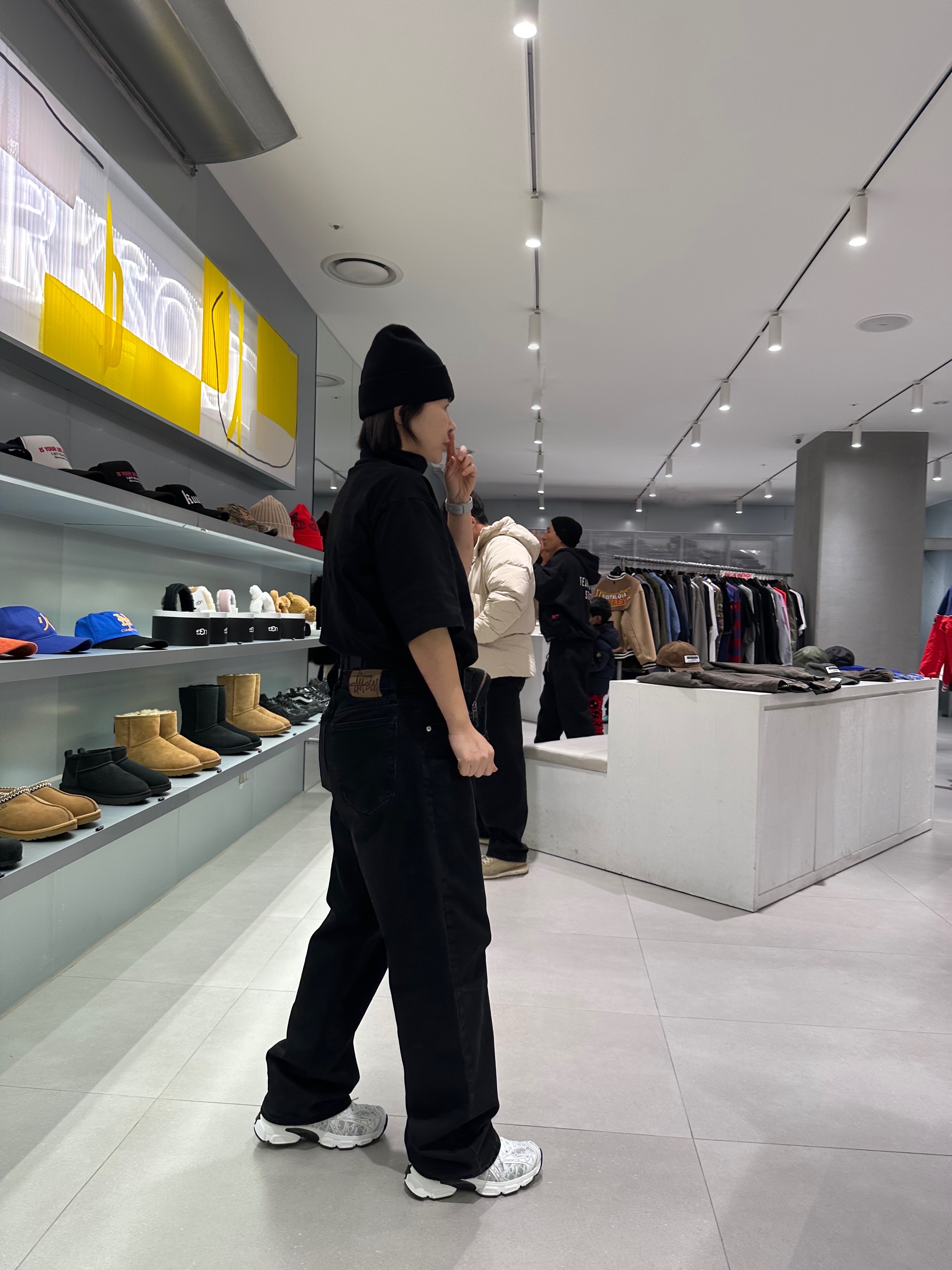 Stussy Denim Big OL' Jean Black, (W) Dior Vibe Sneaker White Mesh Printed with Dior Oblique Motif and White Black 착용 스타일 - 1