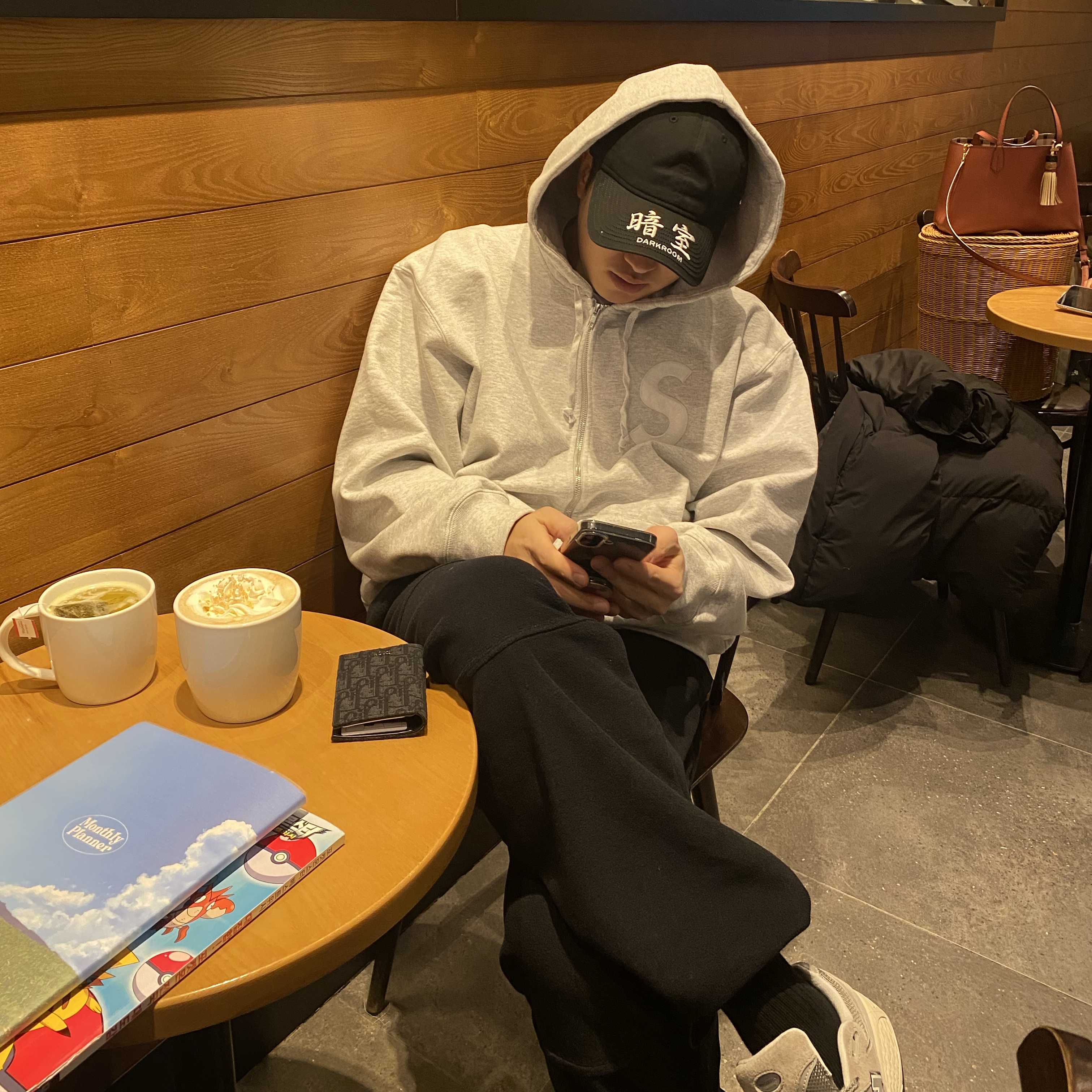 Darkr8m Studio x New Era Unstructured Ball Cap Black, Supreme S Logo Zip Up Hooded Sweatshirt Ash Grey - 24FW 착용 스타일