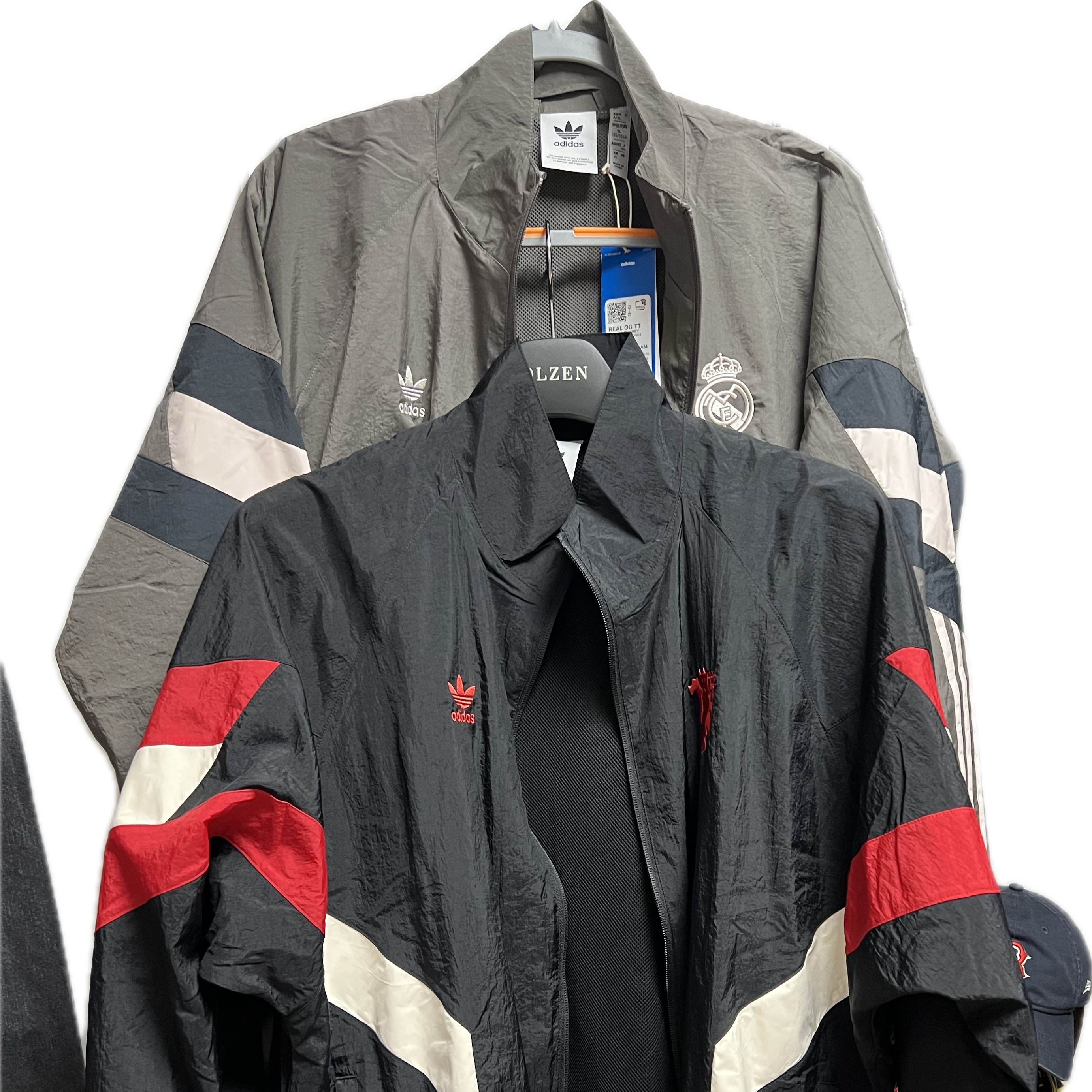 Adidas Real Madrid Originals Track Top Charcoal Grey - KR Sizing, Adidas Manchester United Originals Track Top Black Red - KR Sizing 착용 스타일 - 2