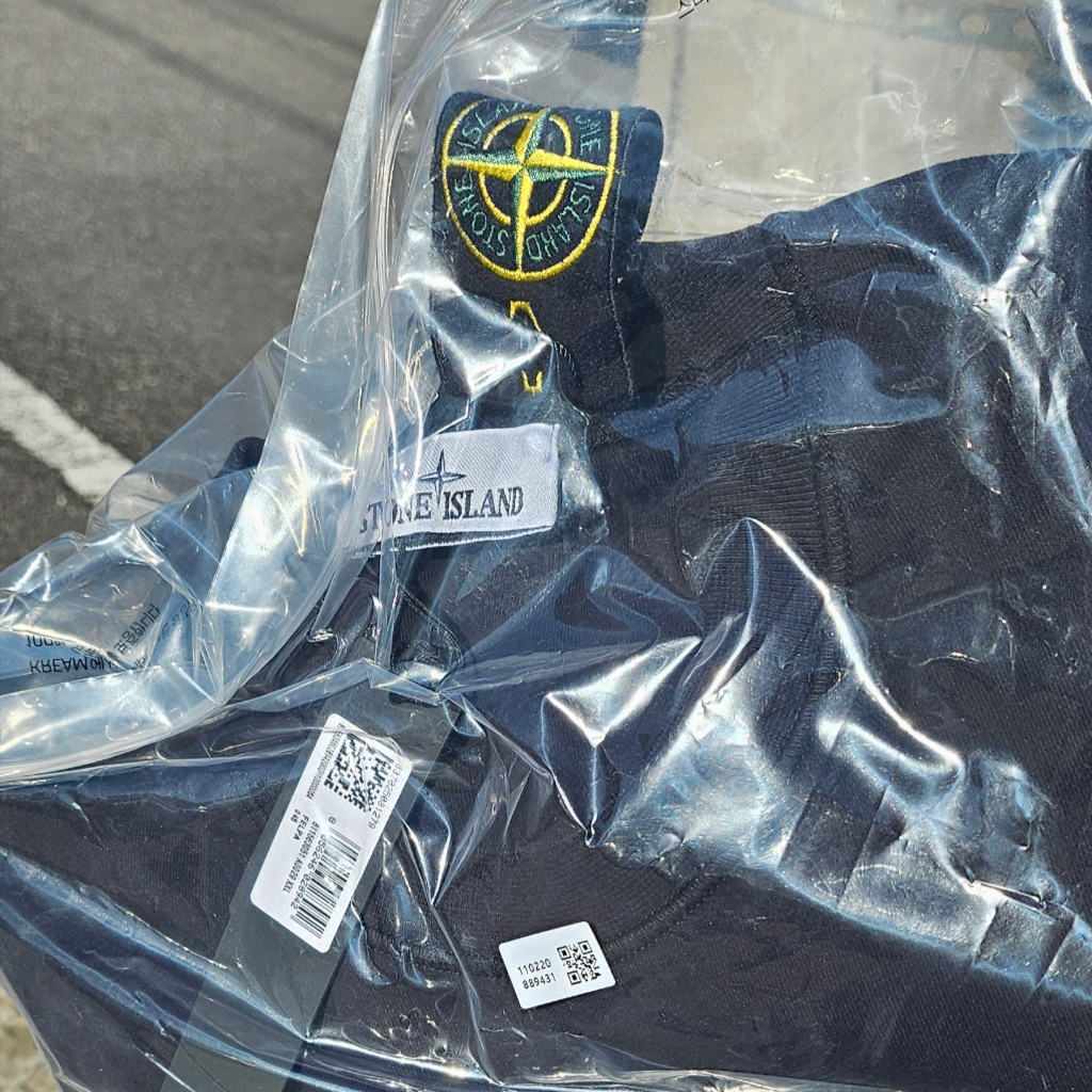 Stone Island 63051 Cotton Fleece Garment Dyed Sweatshirt Black - 24FW 착용 스타일