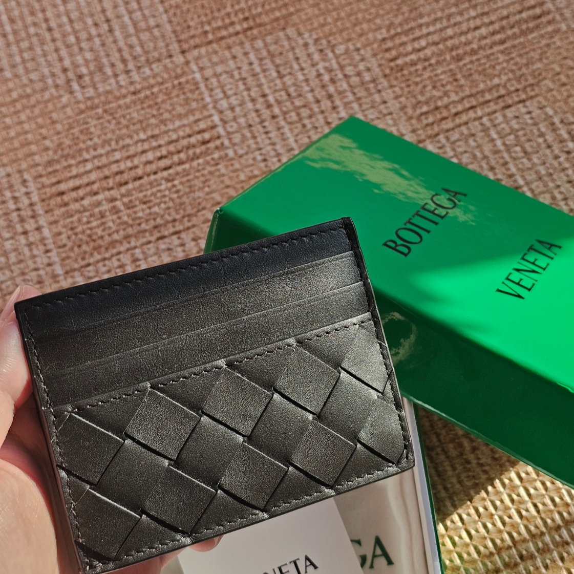 Bottega Veneta Intrecciato Credit Card Case Dark Brown 착용 스타일