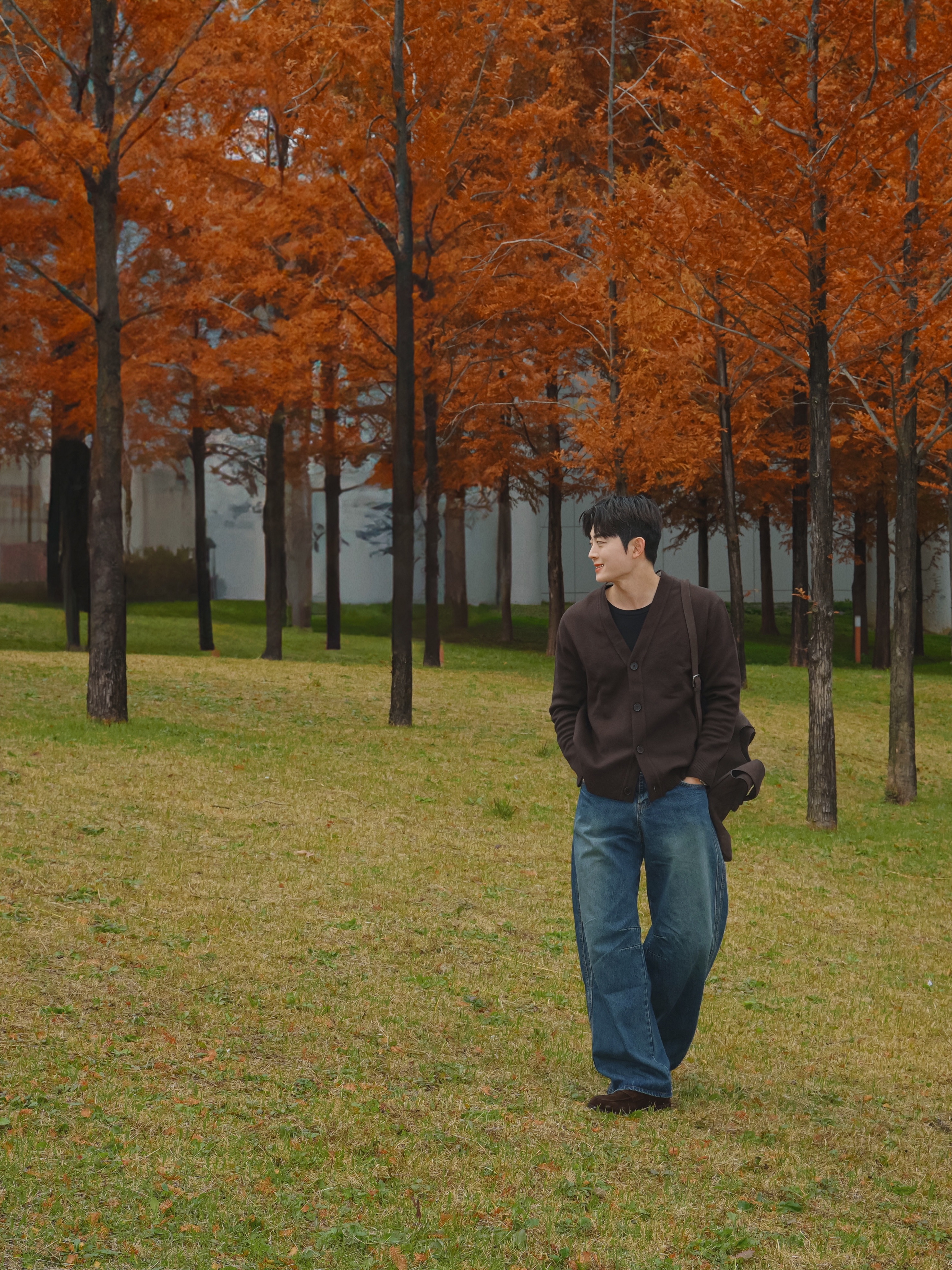DIVEIN Wide Curved Denim Pants Washed Blue 착용 스타일 - 3