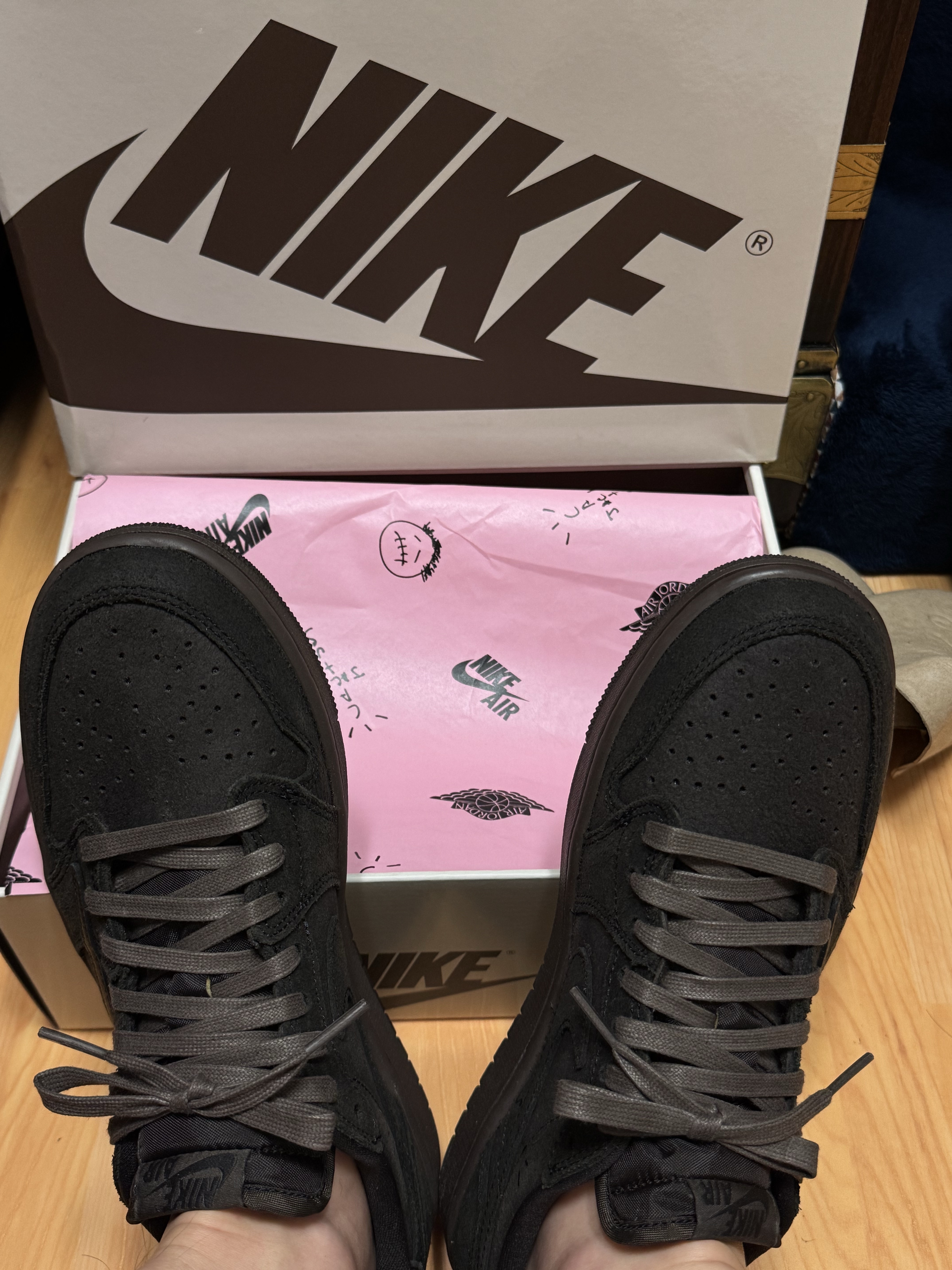 Jordan 1 x Travis Scott Retro Low OG SP Velvet Brown and Dark Mocha 착용 스타일 - 1