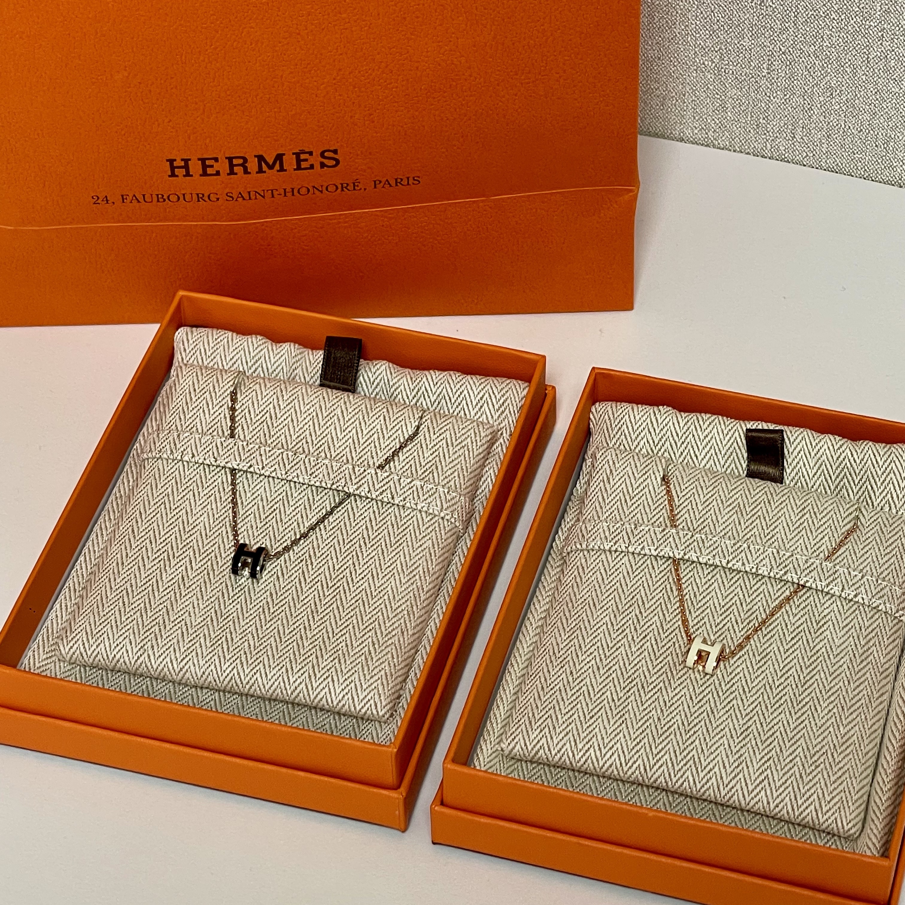 (W) Hermes Mini Pop H Pendant Palladium & Noir, (W) Hermes Mini Pop H Pendant Rose Gold & Blanc 착용 스타일