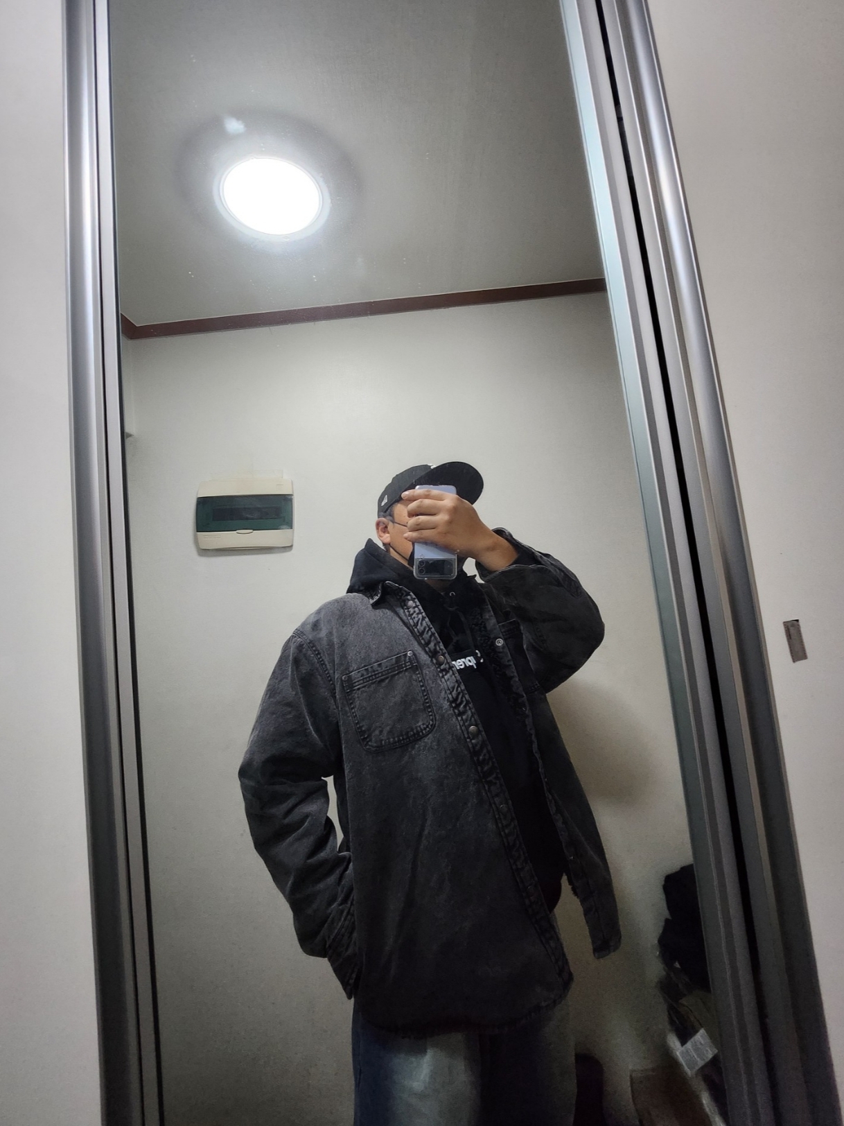 Supreme Faux Shearling Lined Work Shirt Black Denim - 24FW, Supreme Box Logo Hooded Sweatshirt Black - 24FW 착용 스타일 - 2