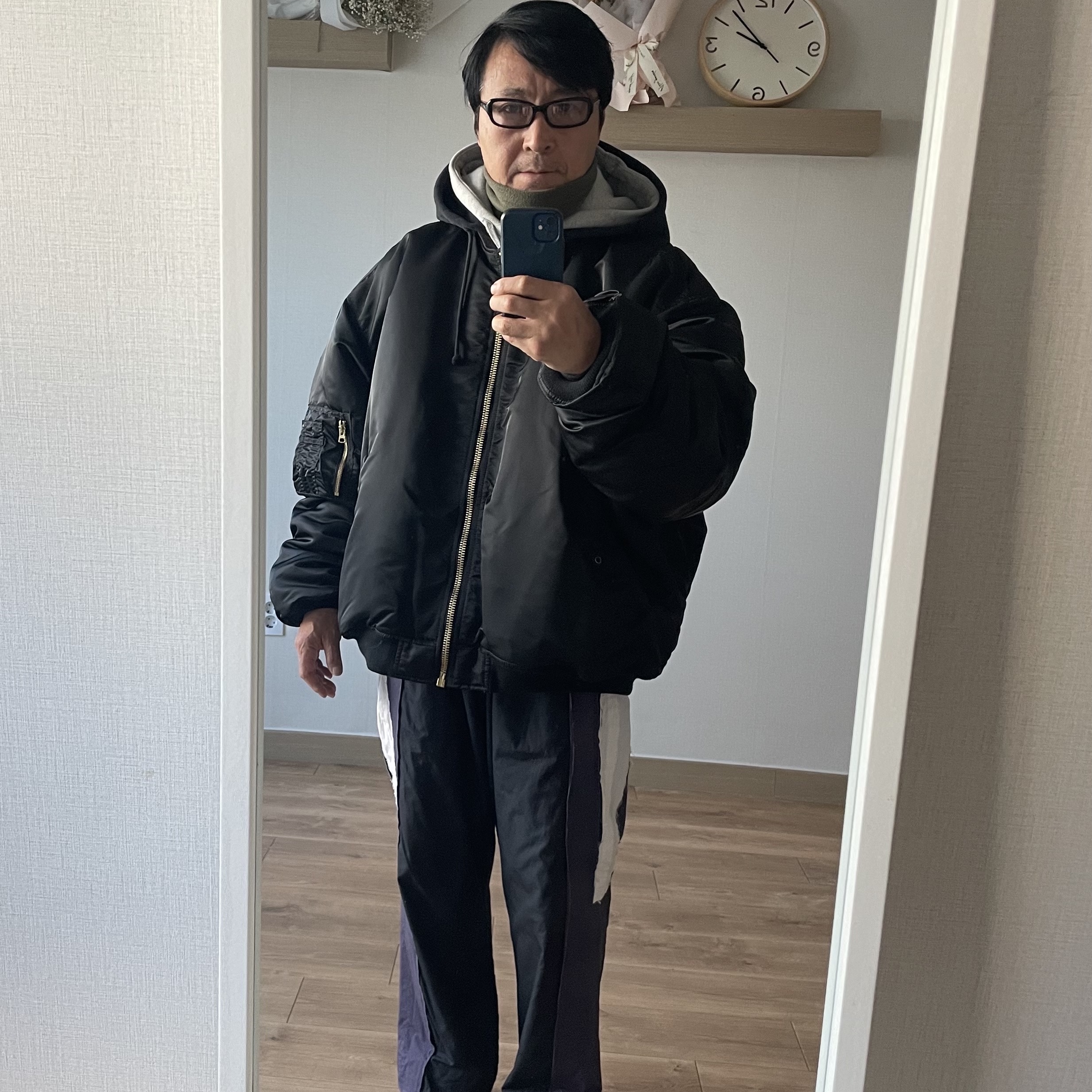 Vetements Hooded Bomber Jacket Black 착용 스타일 - 2