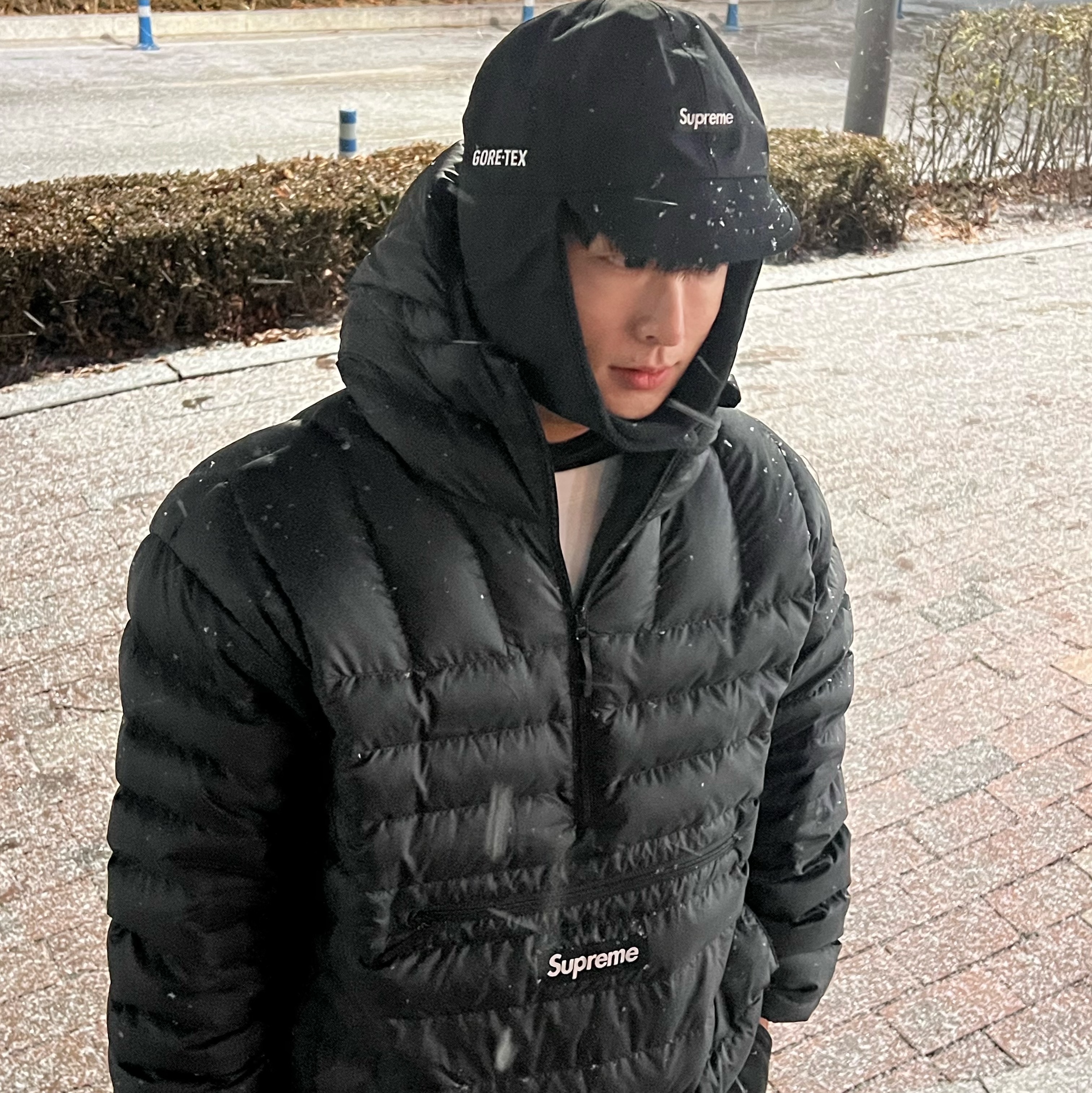 Supreme Gore-Tex Earflap Cap Black - 23FW, Supreme Micro Down Half Zip Hooded Pullover Black - 24FW 착용 스타일