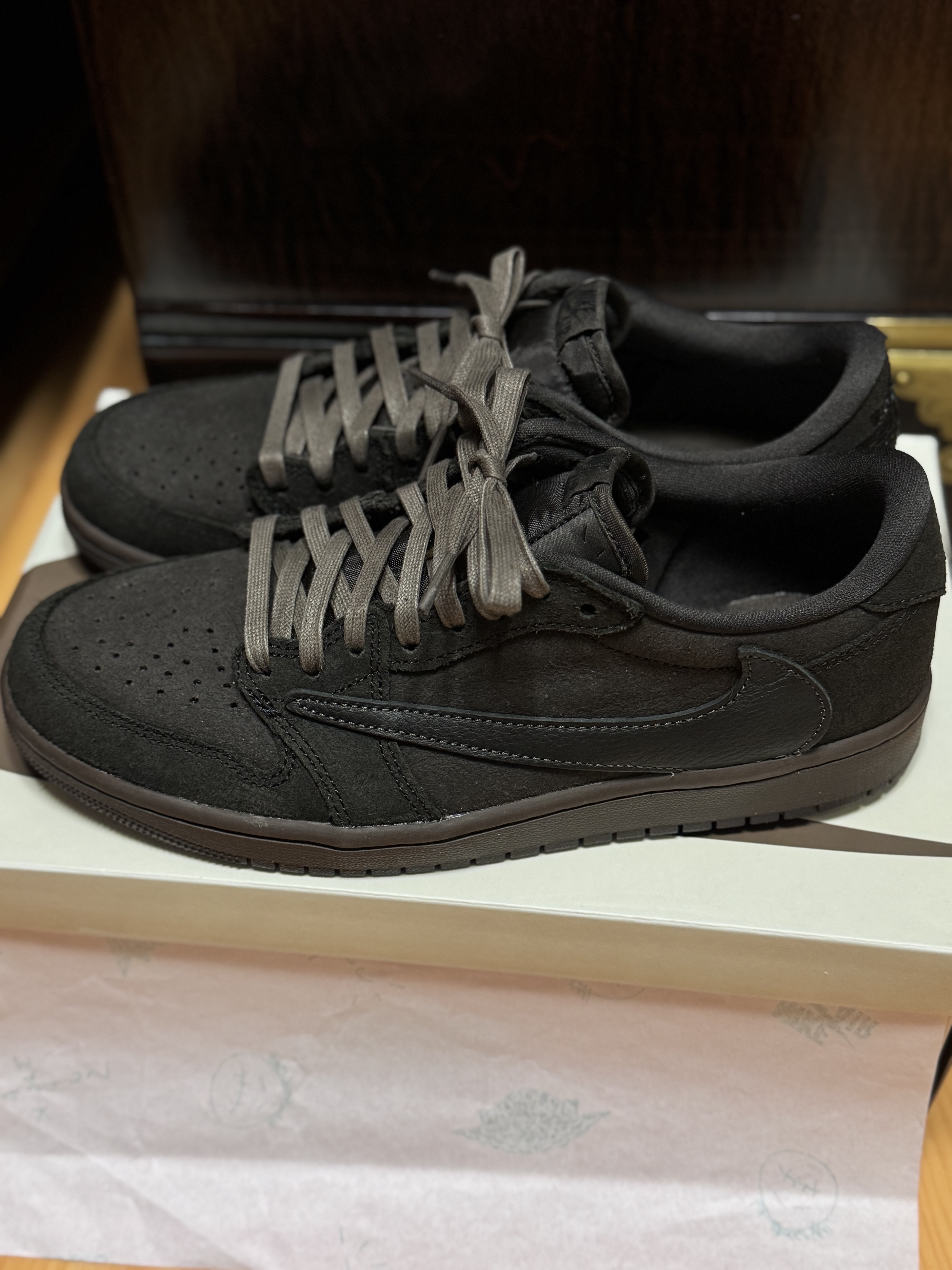 Jordan 1 x Travis Scott Retro Low OG SP Velvet Brown and Dark Mocha 착용 스타일 - 2