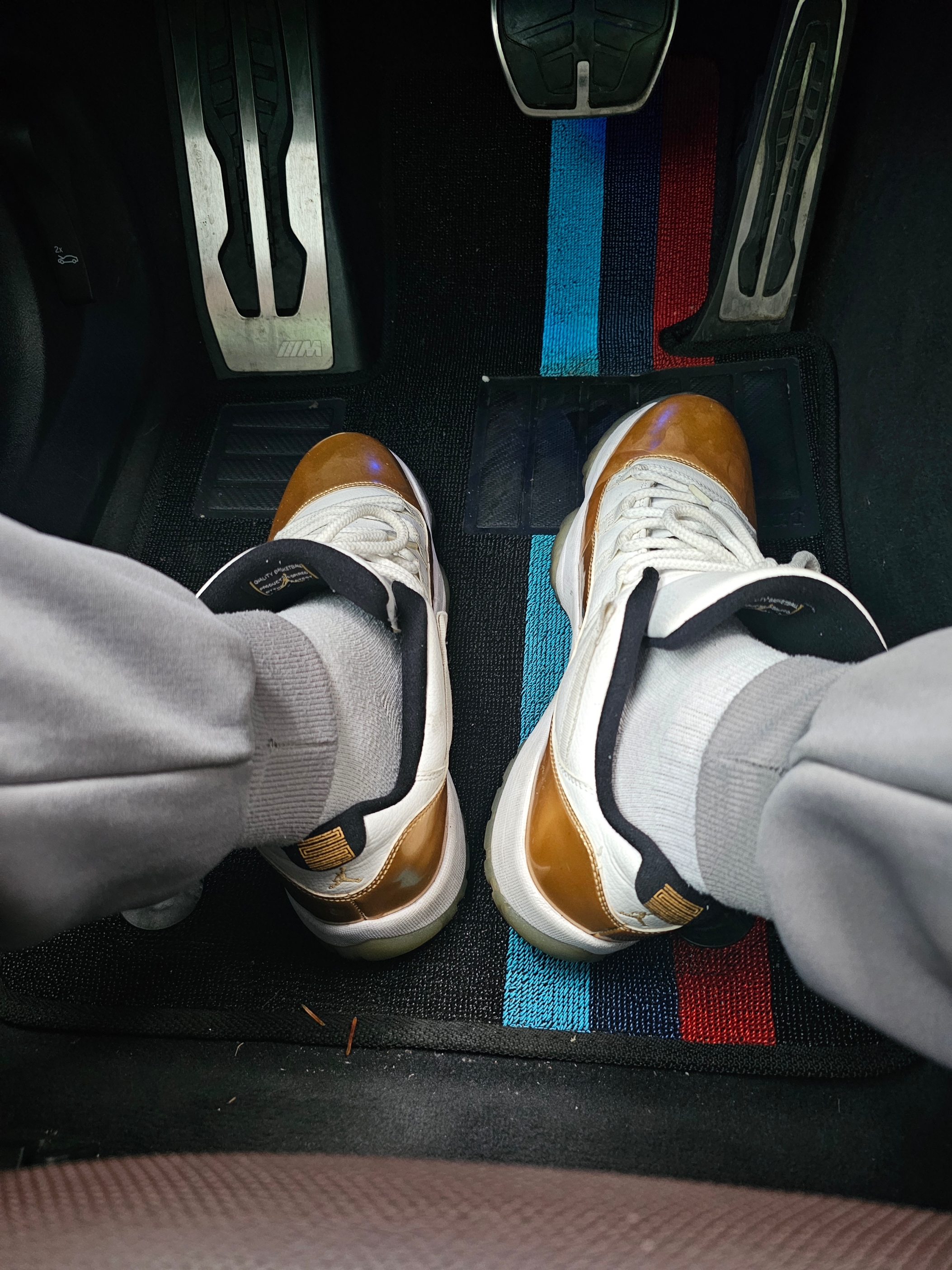 Jordan 11 Retro Low Closing Ceremony, Nike NSW Everyday Essential Crew Socks White University Red (3 Pack/Korean Ver.) 착용 스타일