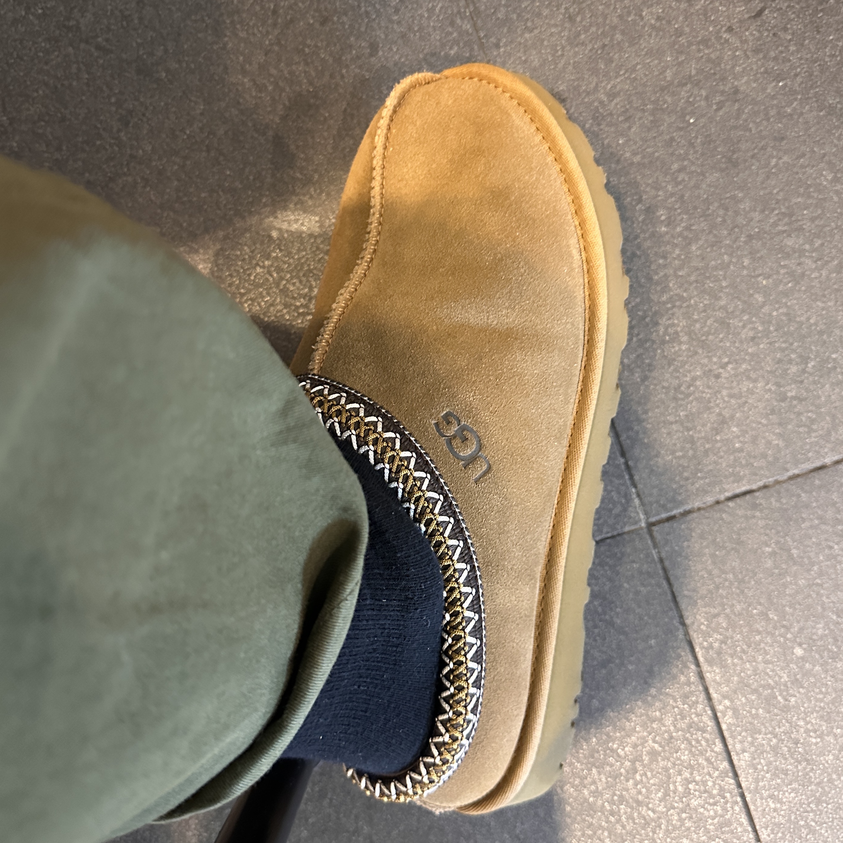 UGG Tasman Slipper Chestnut 착용 스타일