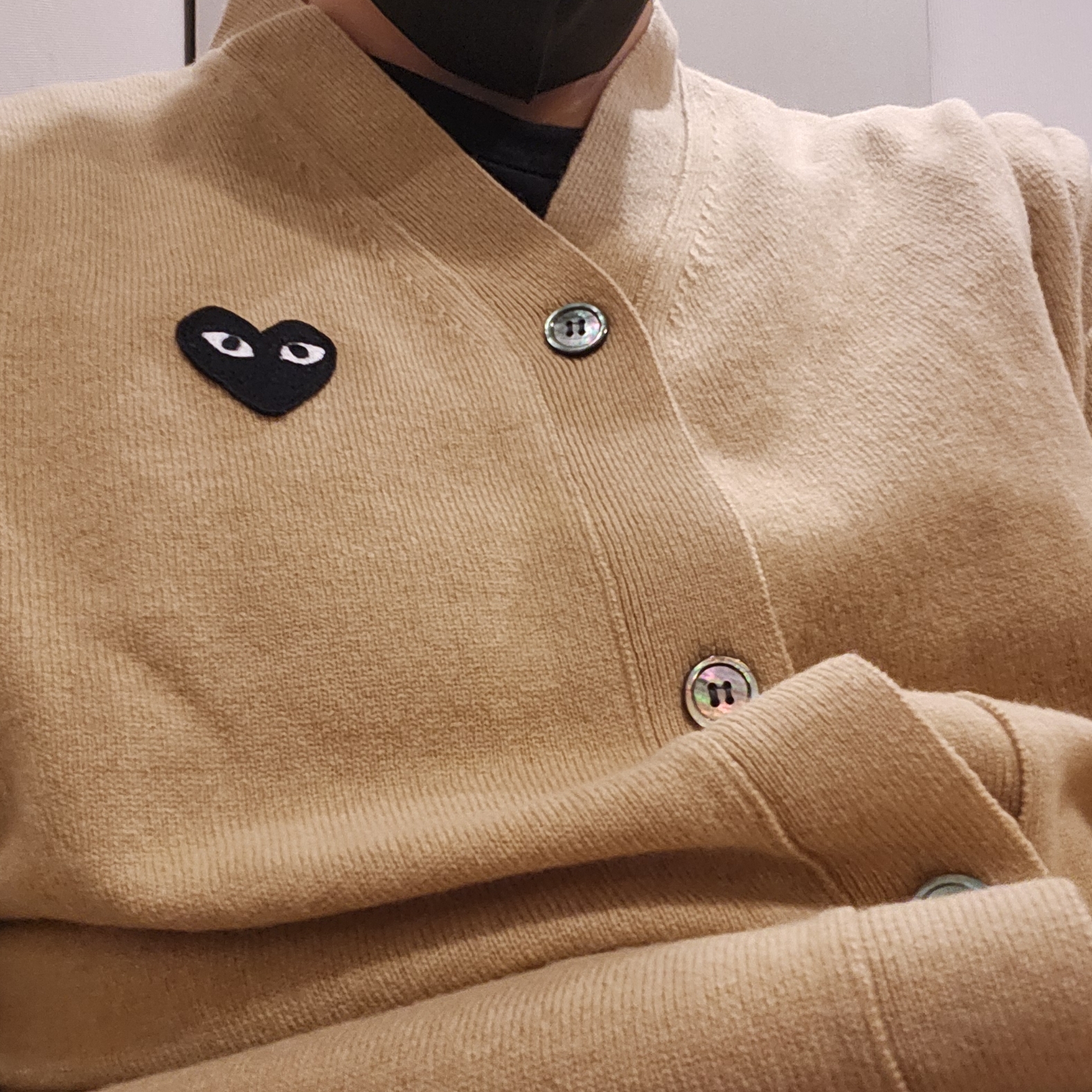 Play Comme des Garcons Black Heart Knit Cardigan Beige 착용 스타일
