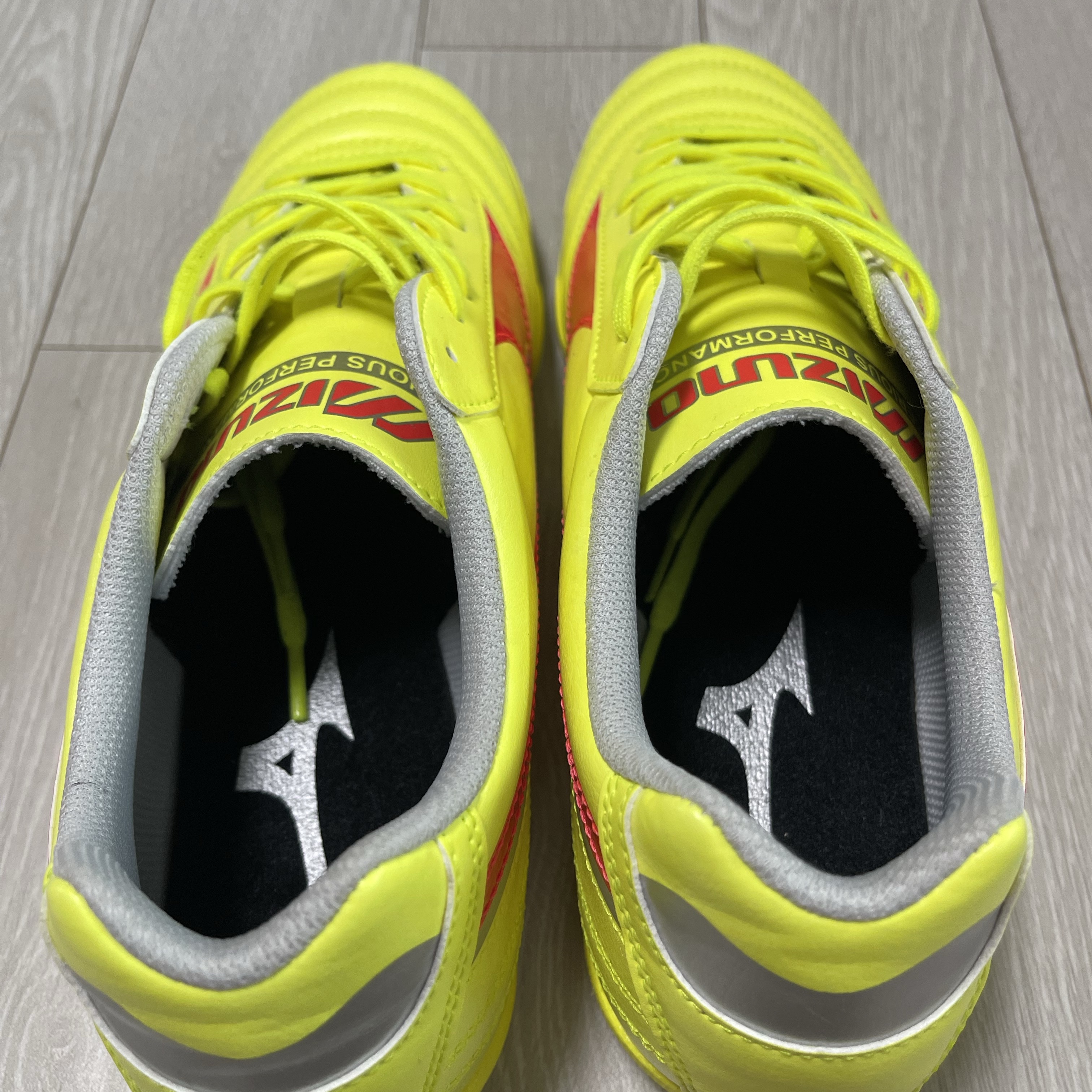 Mizuno Morelia Sala Elite TF Safety Yellow Fiery Coral 2 착용 스타일