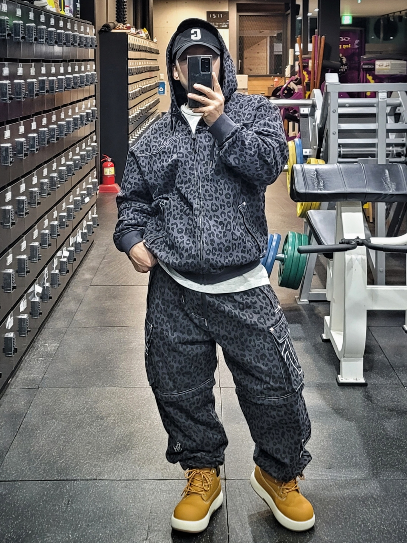 True Religion x Fetch Sweat Separate Cargo Pants Leopard Charcoal, True Religion x Fetch Sweat Separate Hoodie Leopard Charcoal 착용 스타일 - 2