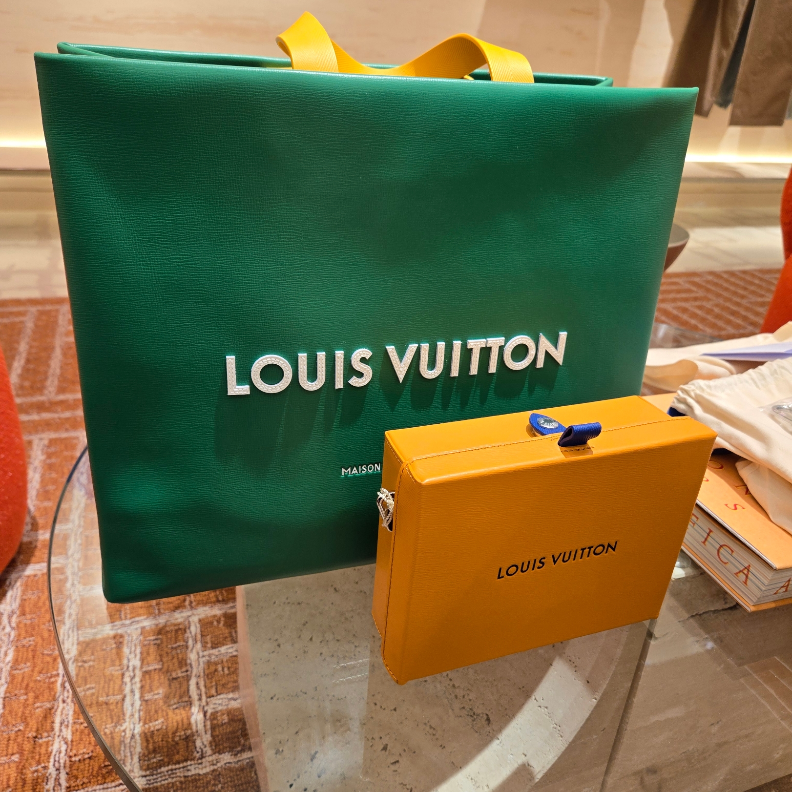 Louis Vuitton Shopper Bag MM Saffran 착용 스타일
