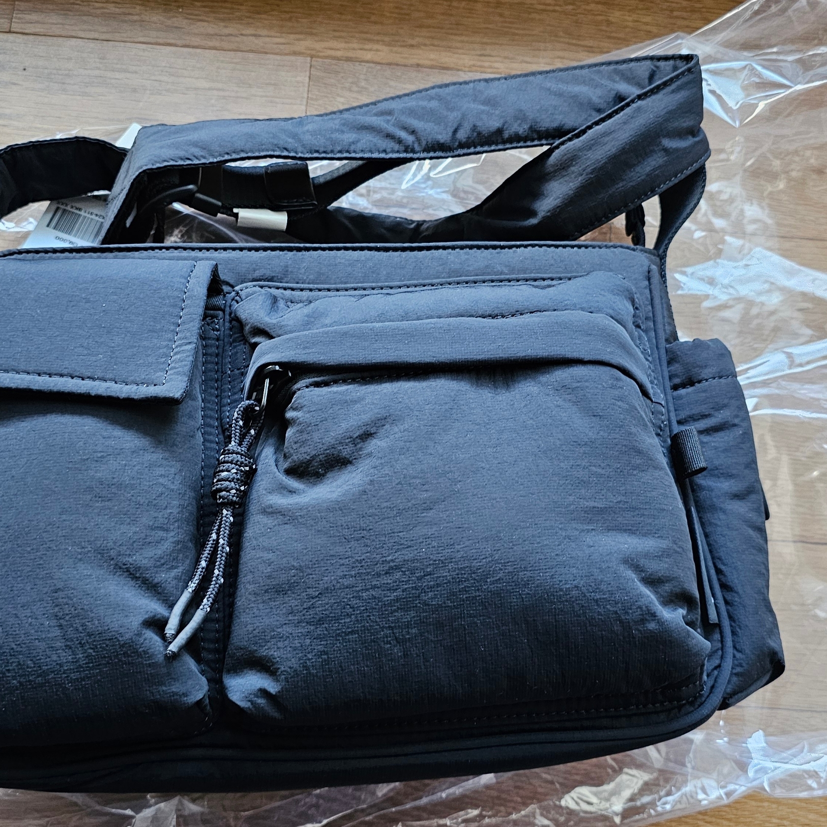 Customellow Essential Nylon Cross Bag Black 착용 스타일