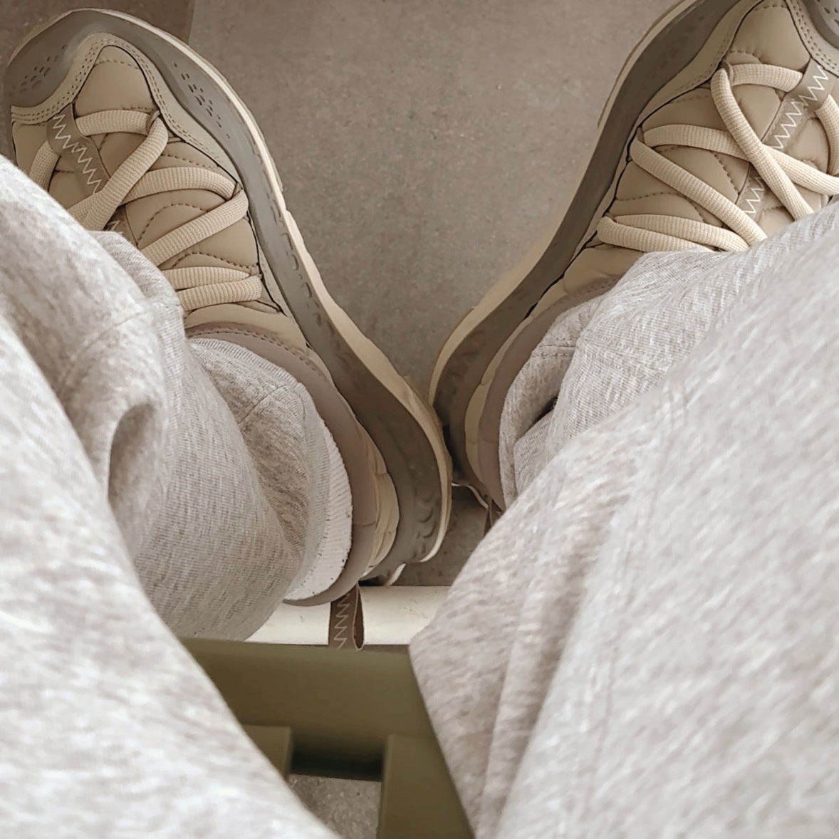 Hoka Ora Primo Farro Iron Ore - 24FW 착용 스타일