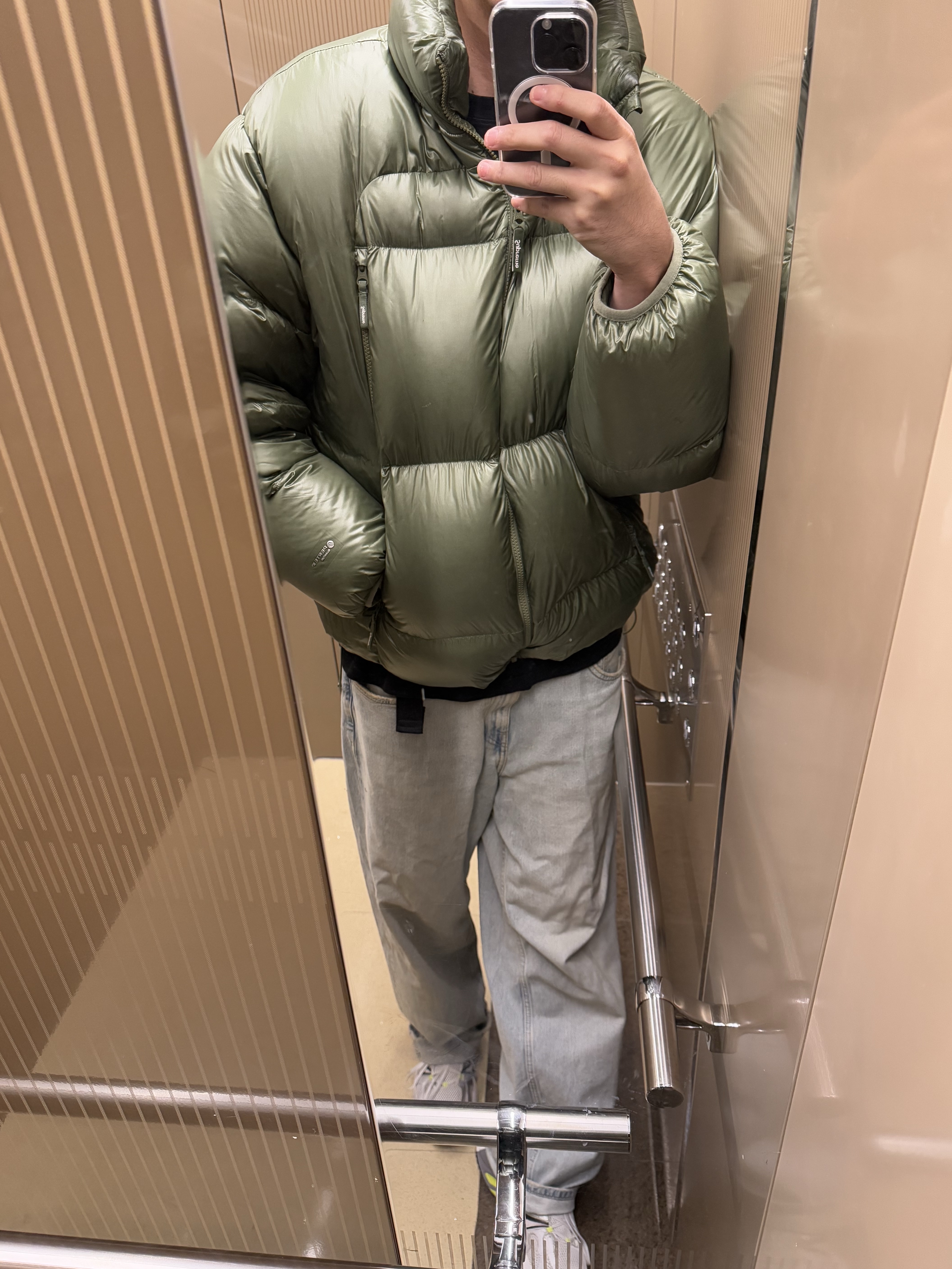 Supreme Featherweight Down Puffer Jacket Olive - 23FW 착용 스타일