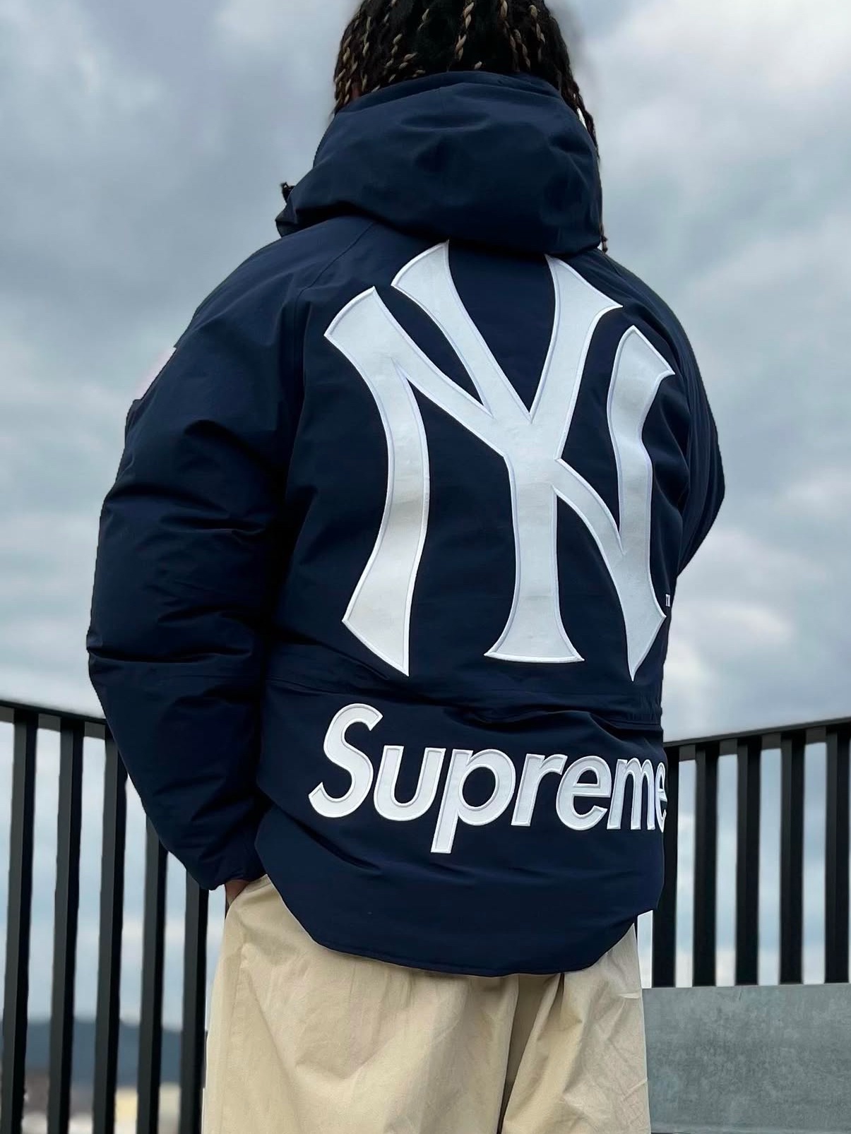 Supreme x New York Yankees Gore-Tex 700-Fill Down Jacket Navy - 21FW 착용 스타일 - 4