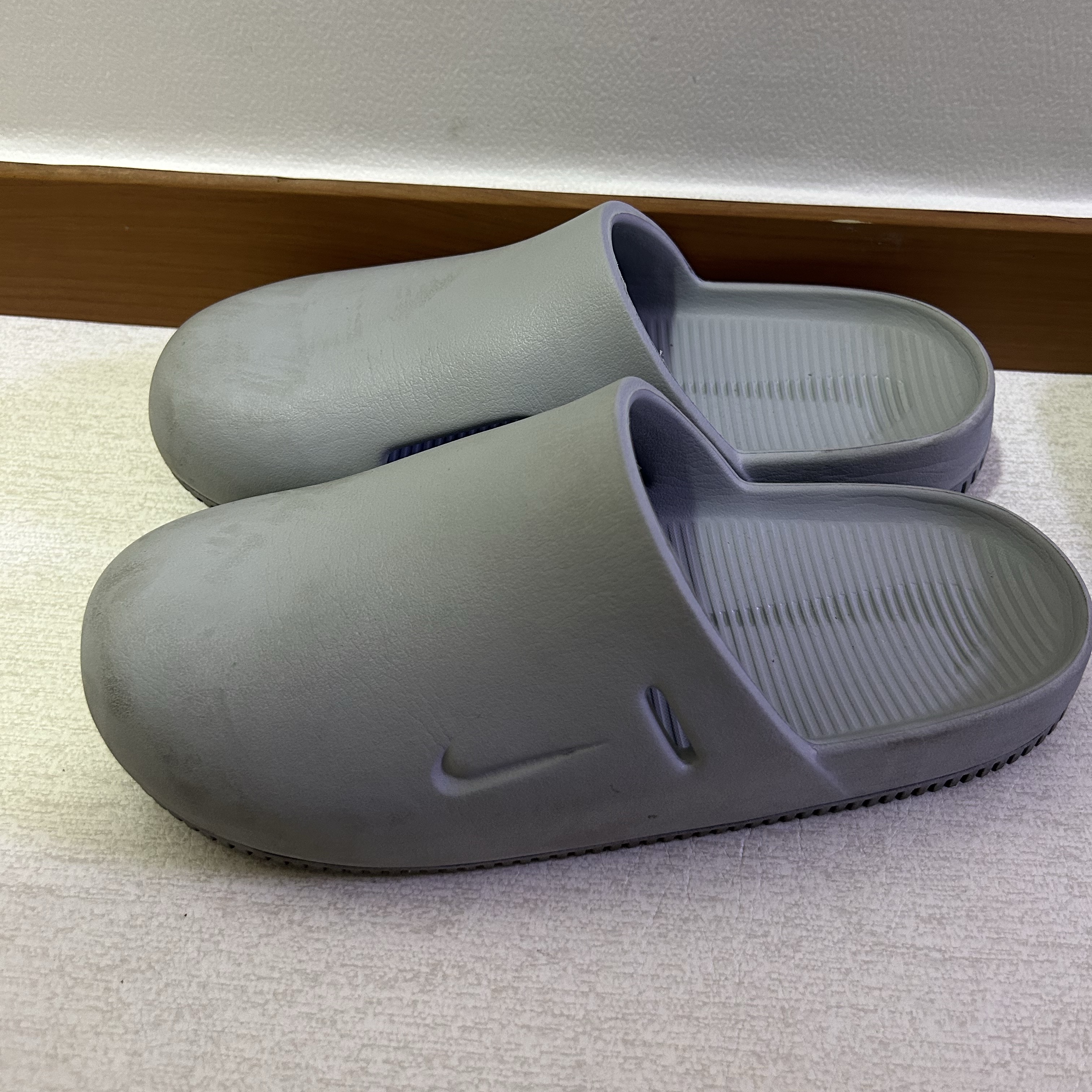 Nike Calm Mule Light Smoke Grey 착용 스타일