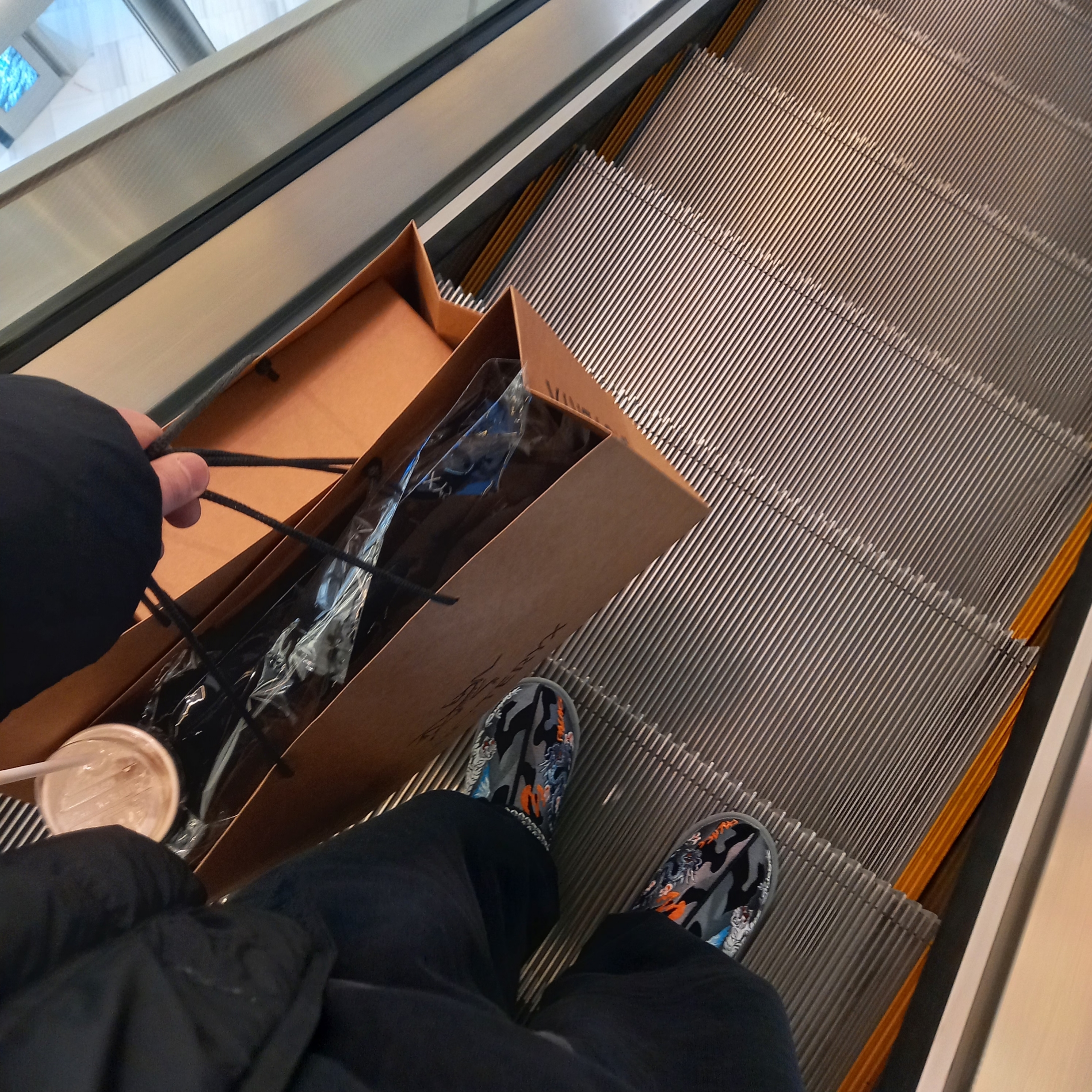 UGG x Palace Tasman Slipper Black Camo 착용 스타일 - 2