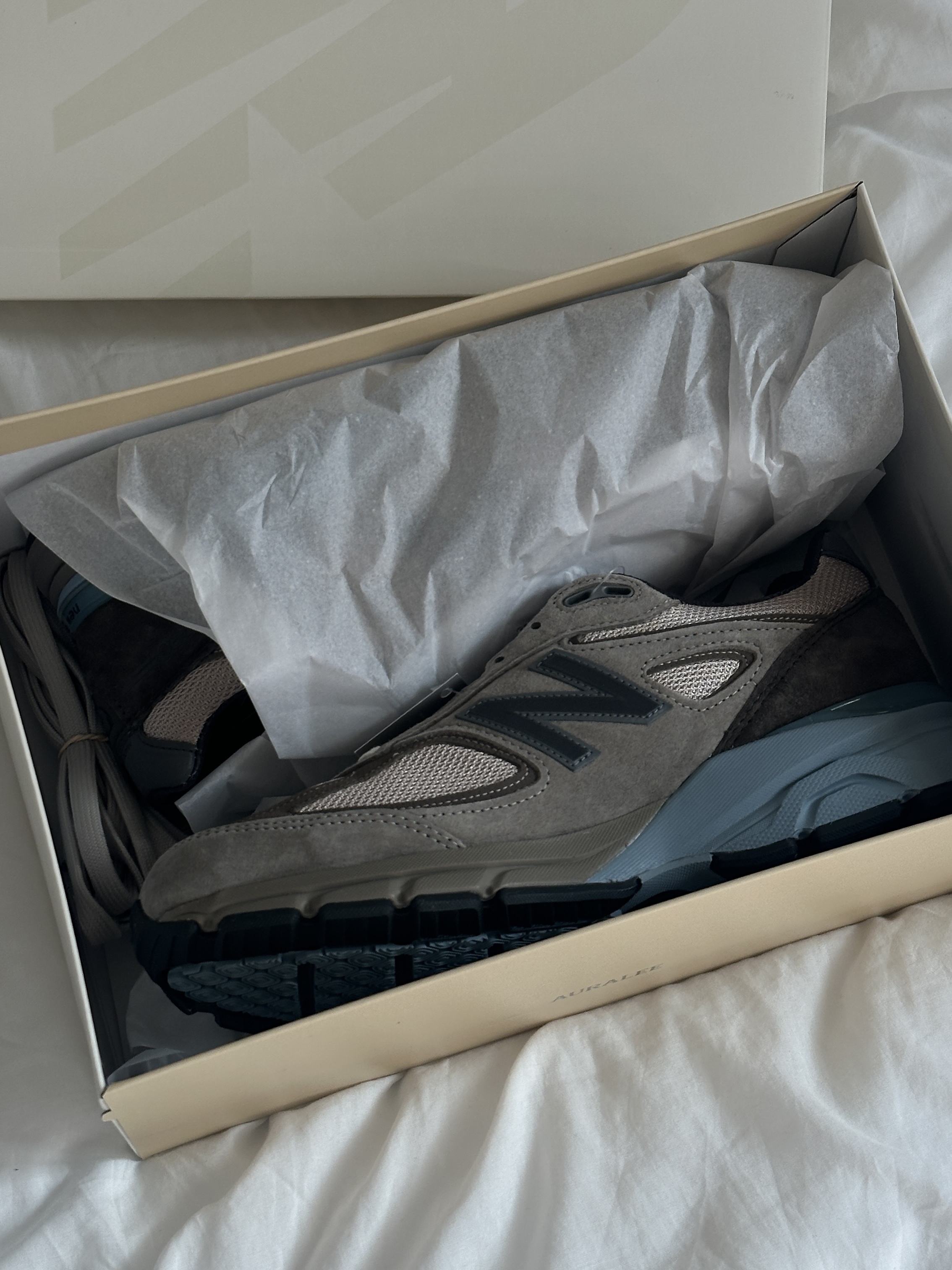 New Balance x Auralee 990v4 Made in USA London Fog 착용 스타일 - 3
