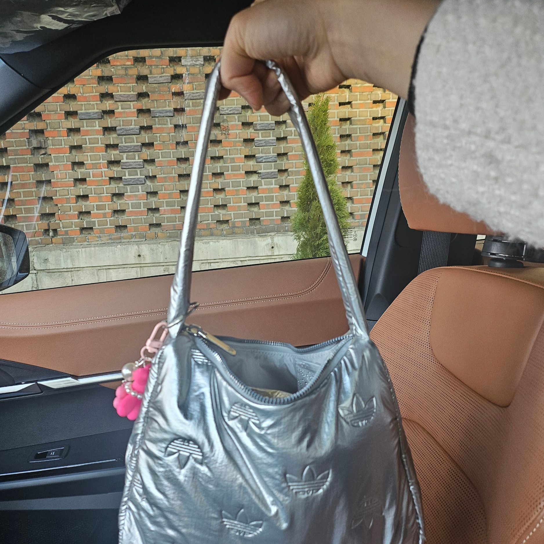 Adidas Puffy Satin Mini Shoulder Bag Silver Metallic 착용 스타일 - 1