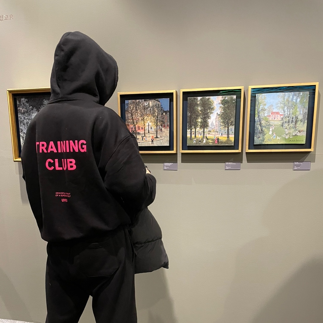 UVU Training Club Hoodie Black Pink 착용 스타일 - 2