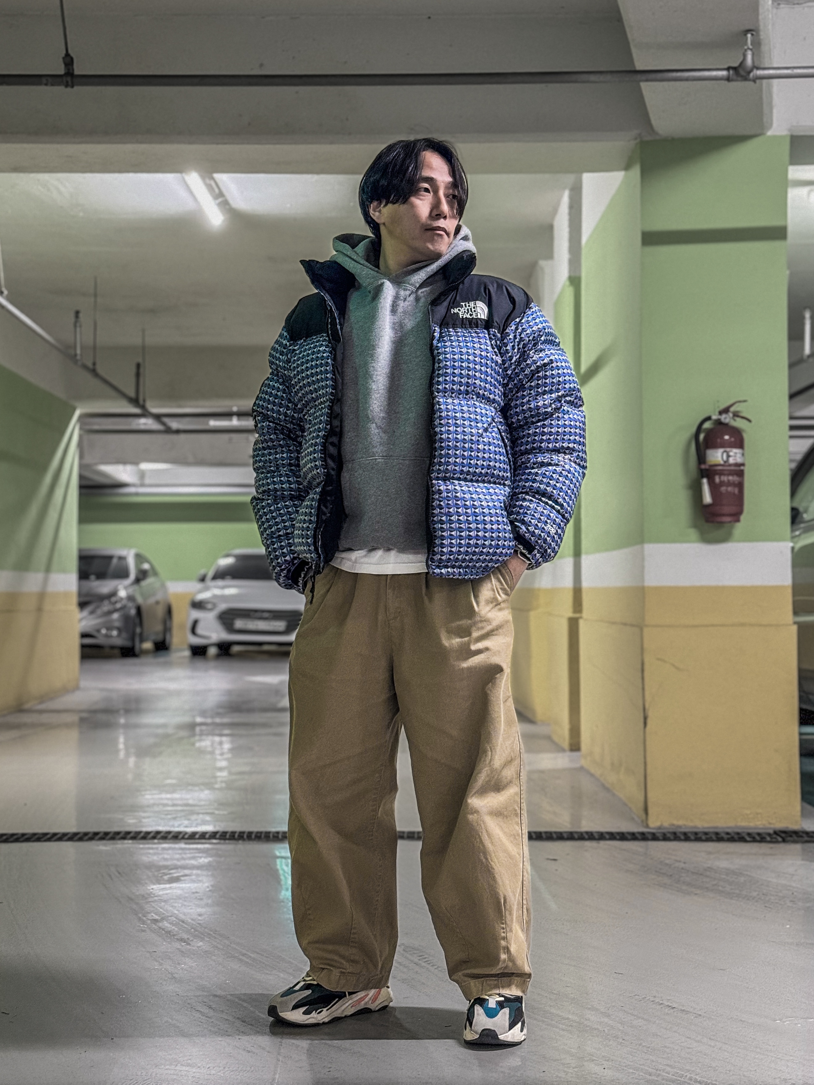 Supreme x The North Face Studded Nuptse Jacket Royal - 21SS, Adidas Yeezy Boost 700 Wave Runner Solid Grey 2017/2019 착용 스타일