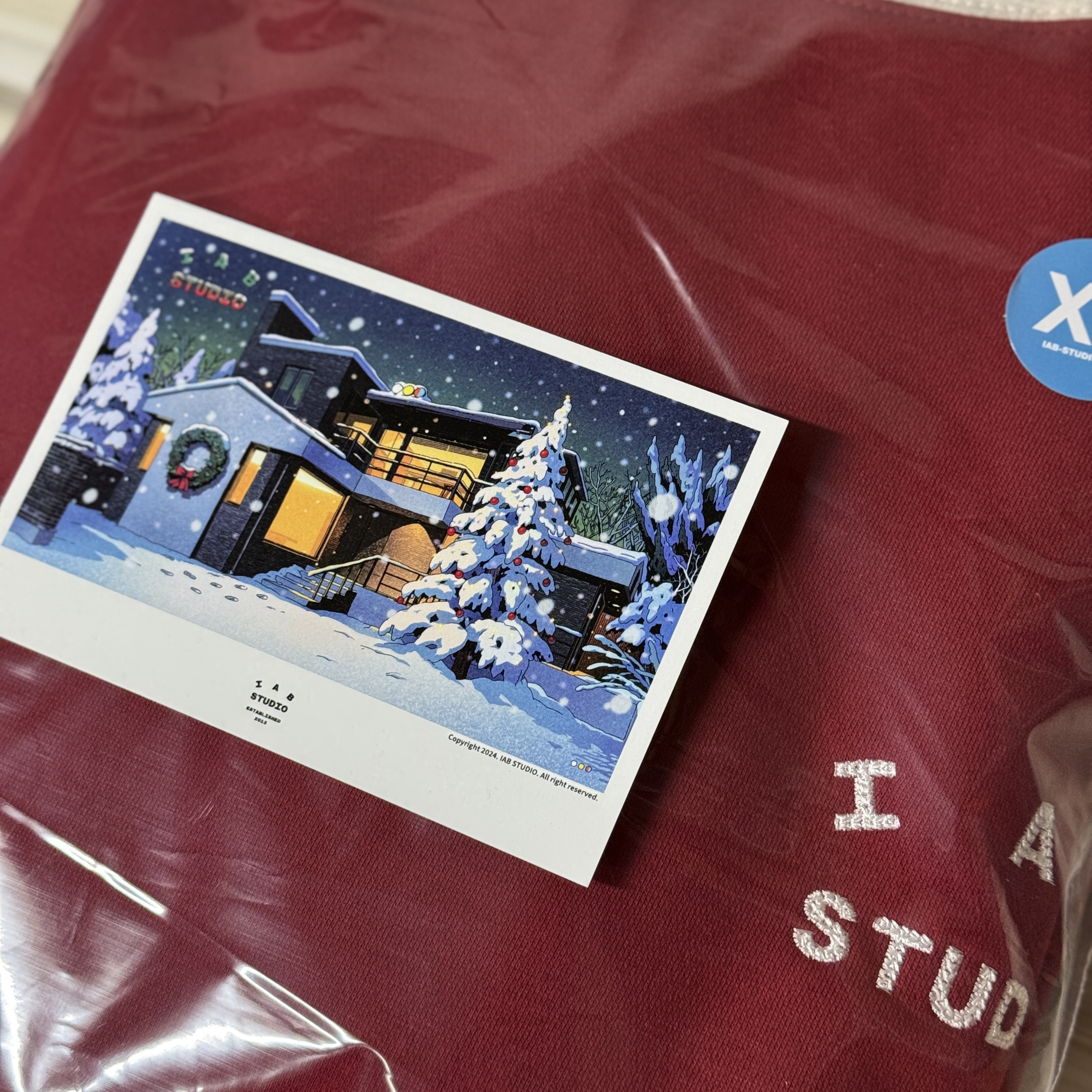 IAB Studio 24 Christmas Hoodie Burgundy Oatmeal 착용 스타일
