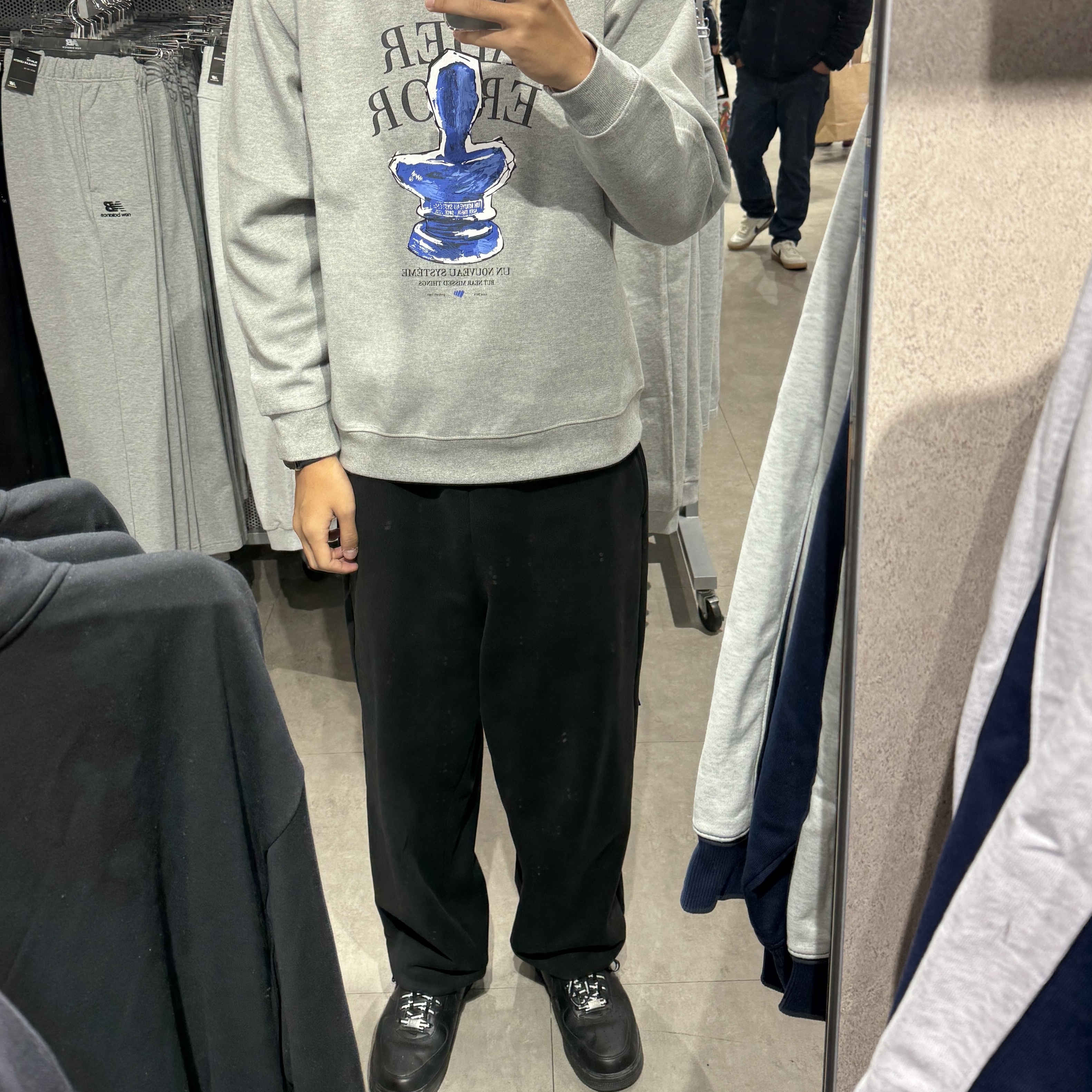 Ader Error Portrait Trophy Logo Sweatshirt Grey, Ader Error Sig; TRS Tag Sweatpants 01 Noir 착용 스타일